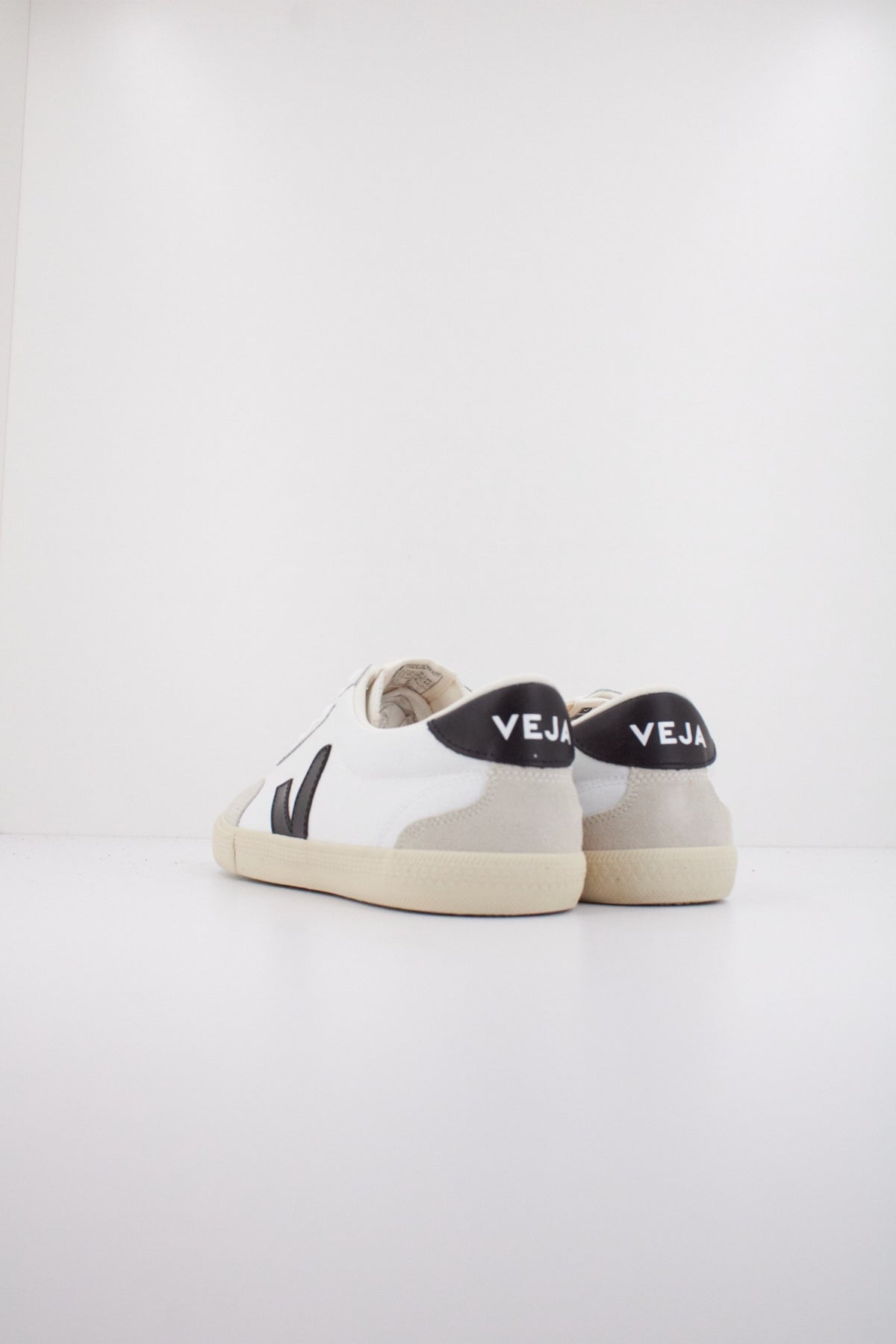 VEJA VOLLEY CANVAS en color BLANCO  (4)