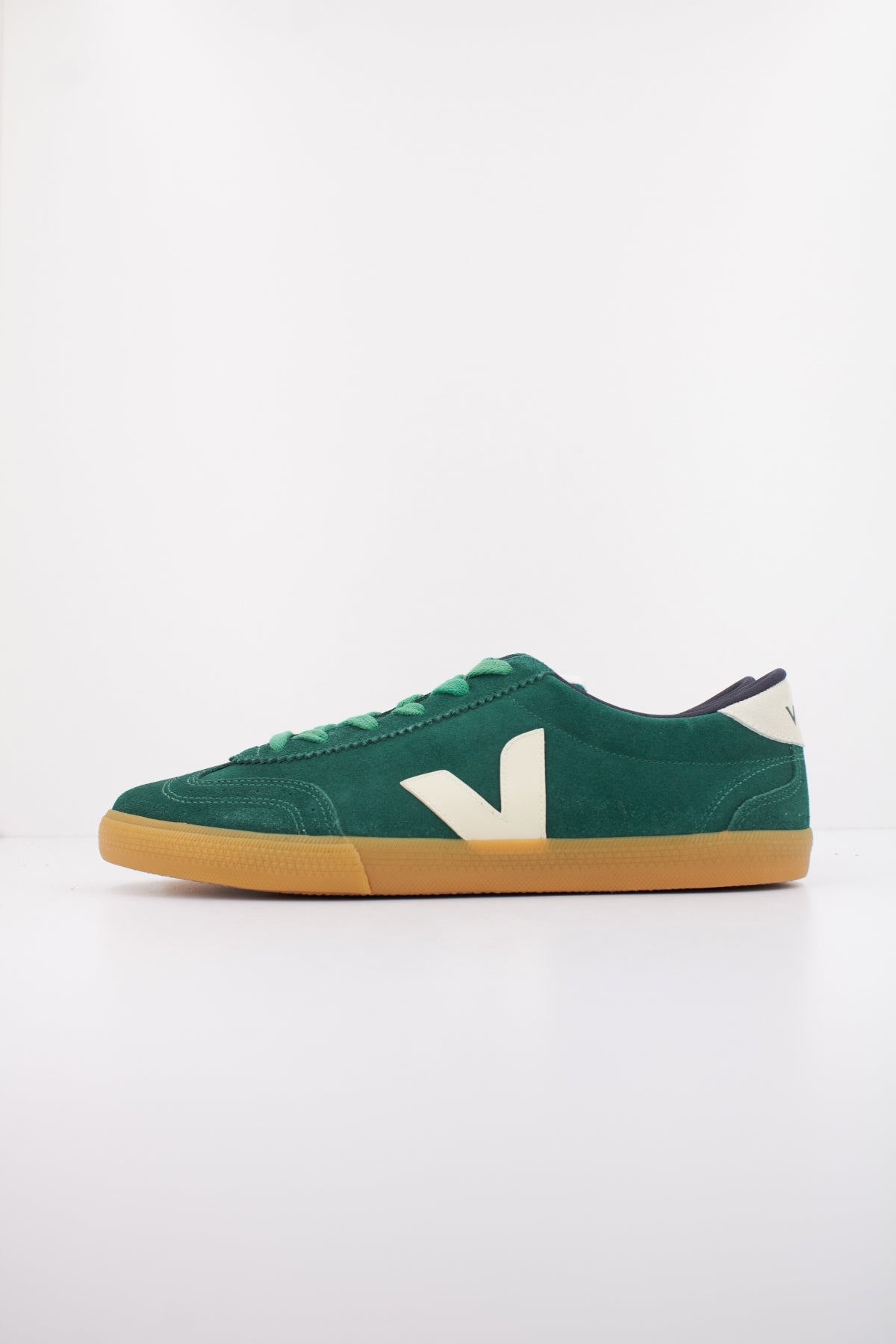 VEJA VOLLEY SUEDE en color VERDE  (1)
