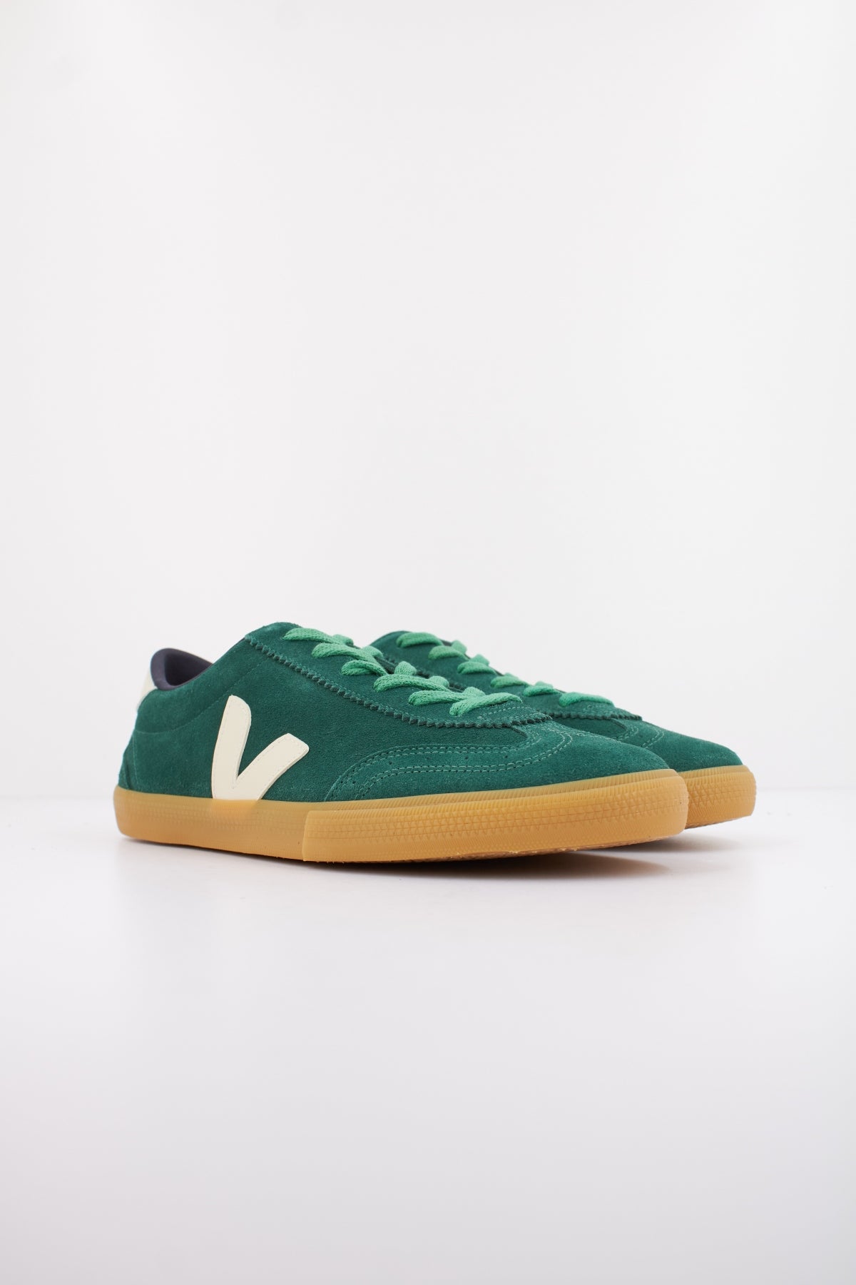 VEJA VOLLEY SUEDE en color VERDE  (2)