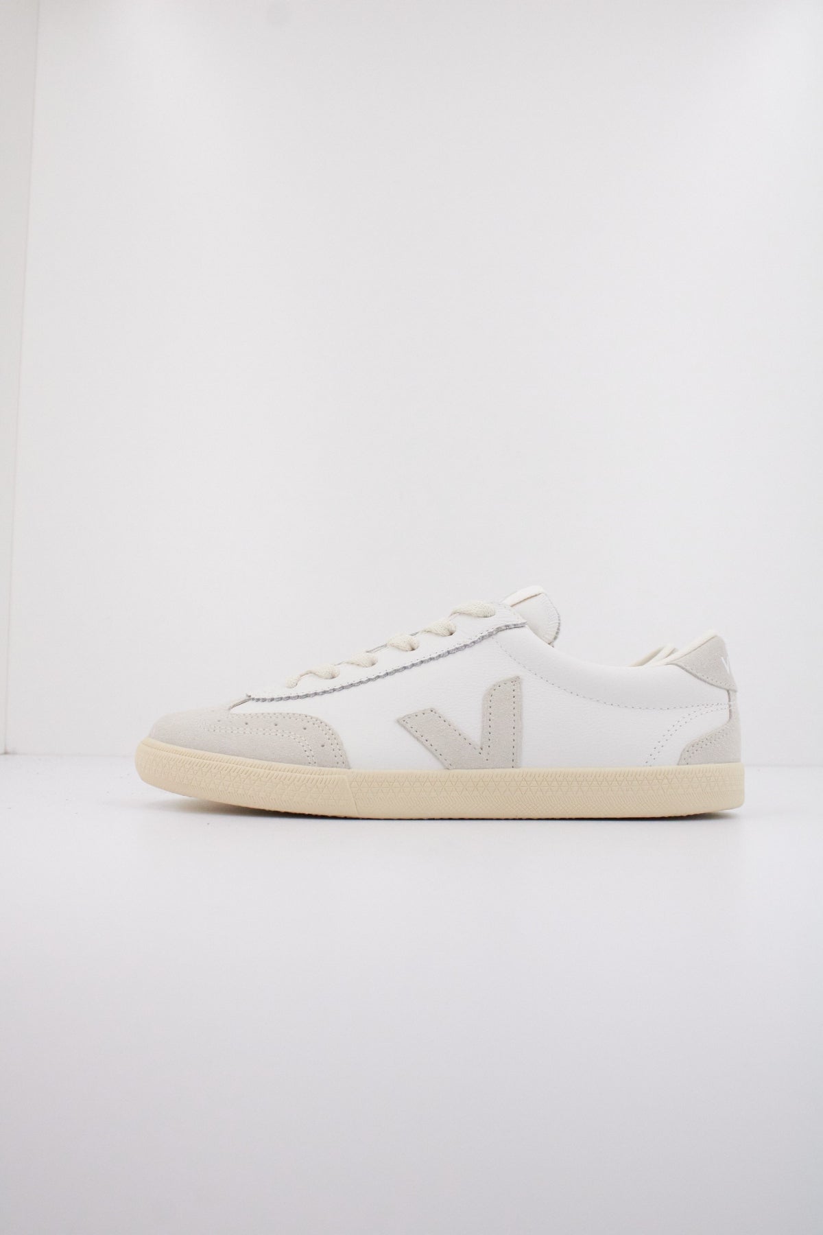 VEJA VOLLEY OT en color BLANCO  (1)