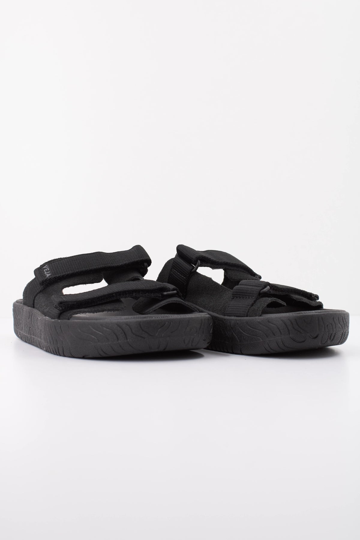 VEJA SANDALIA ARPOADOR en color NEGRO  (2)