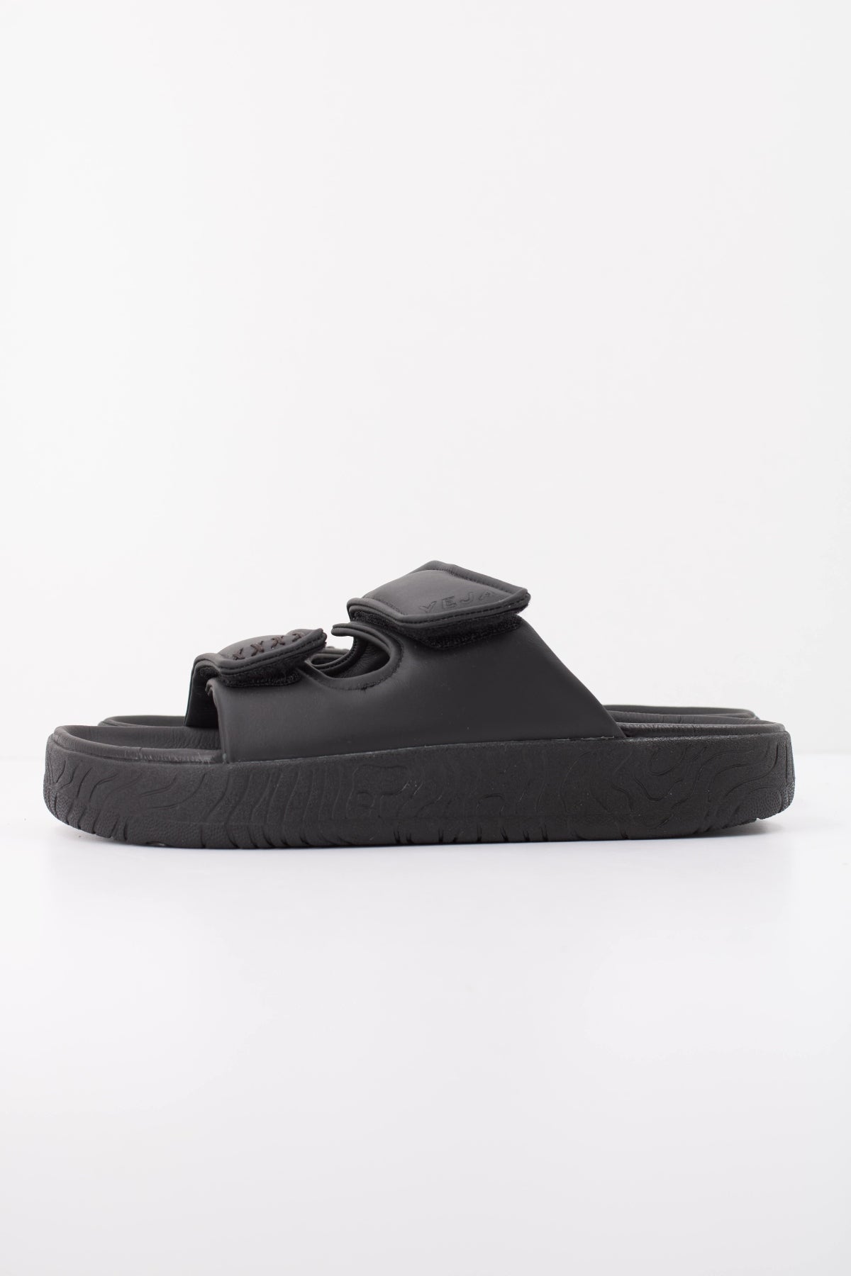 VEJA SANDALIA ETNA BOLD en color NEGRO  (1)