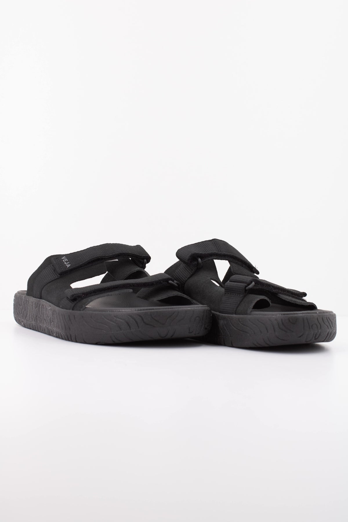 VEJA SANDALIA ARPOADOR en color NEGRO  (2)