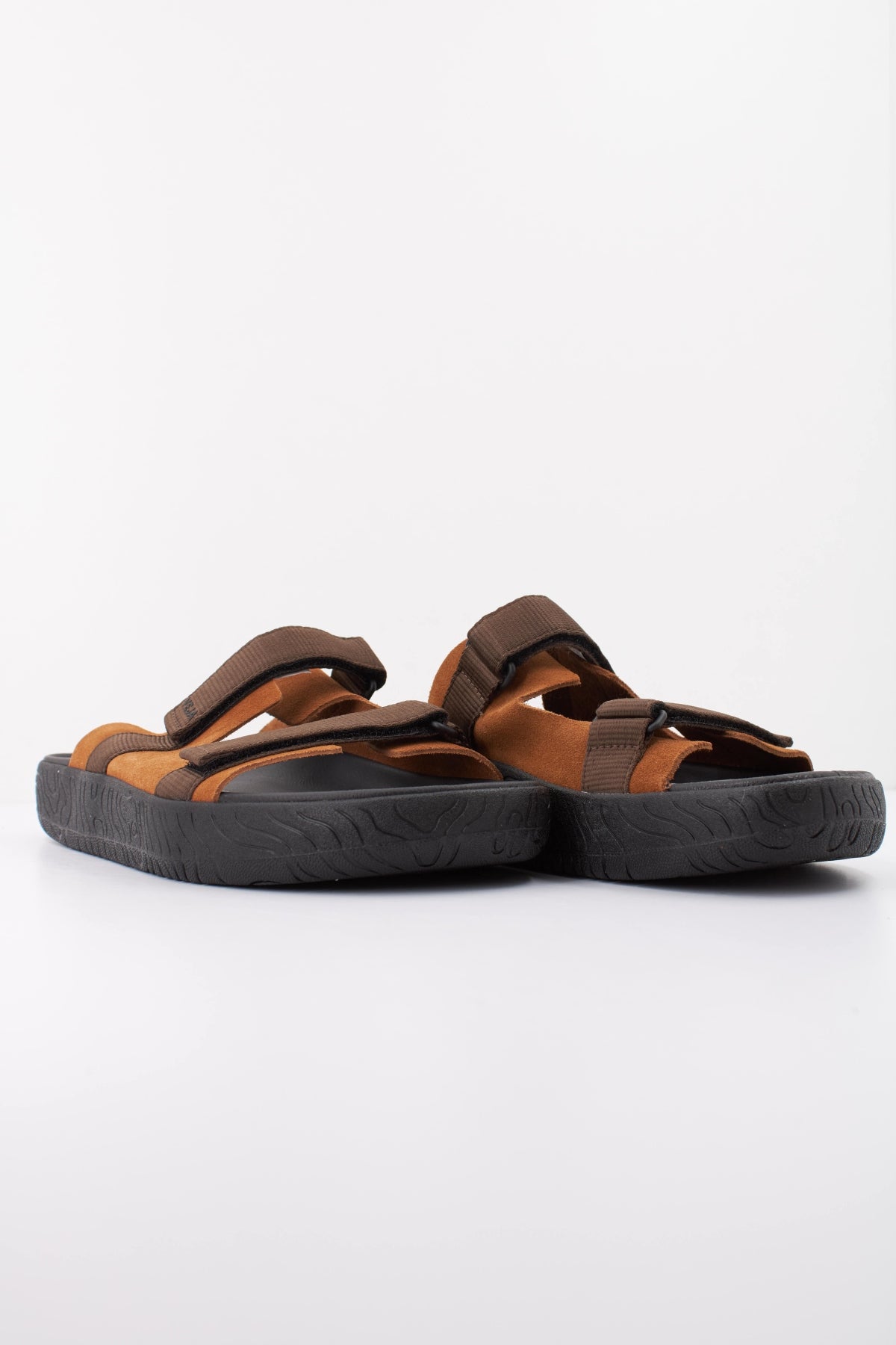 VEJA SANDALIA ARPOADOR en color MARRON  (2)
