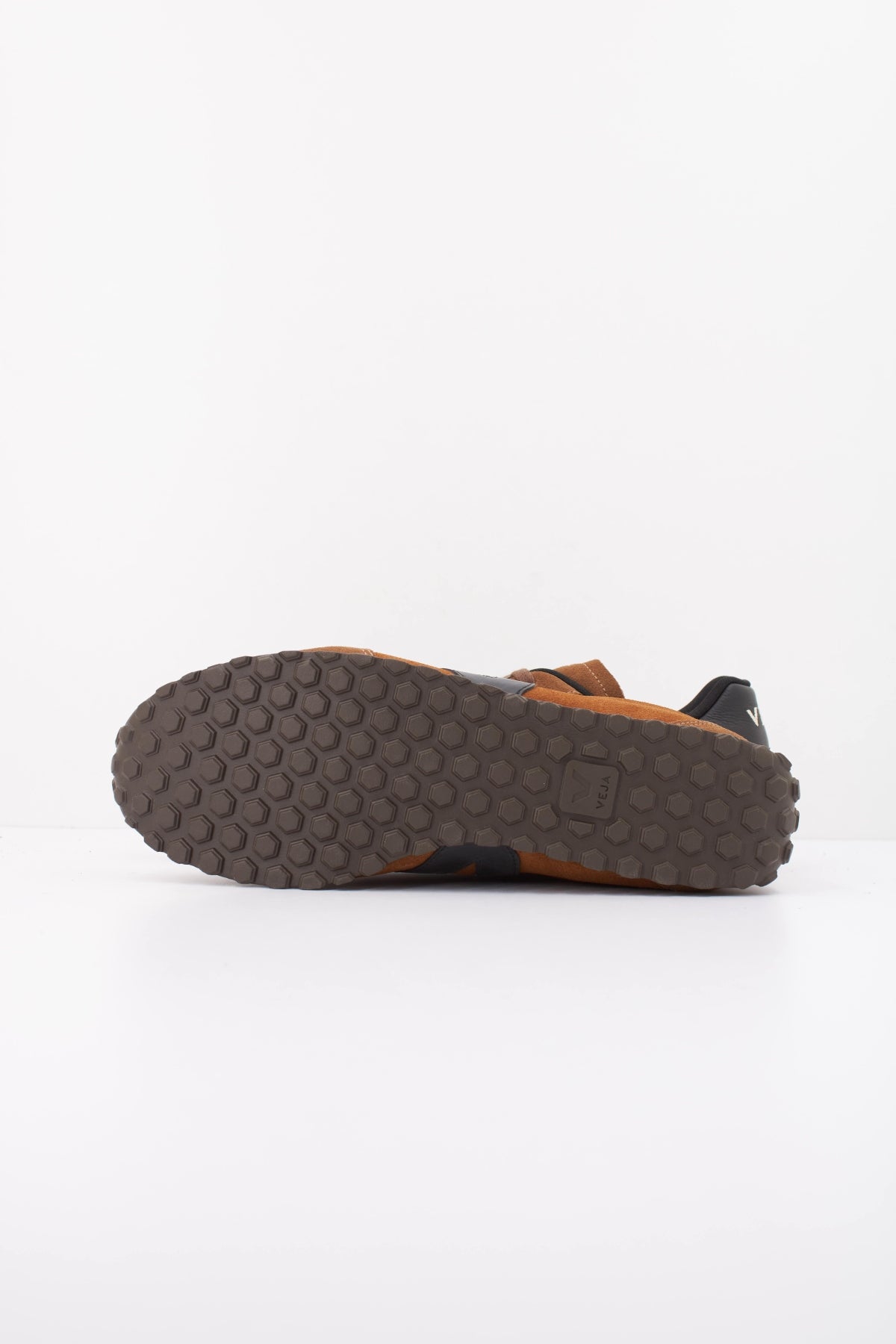 VEJA AIB GT en color MARRON  (5)