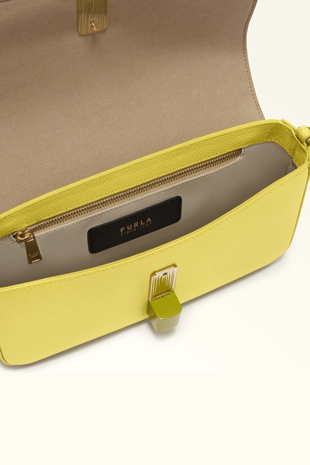 FURLA IRADE S CROSBO en color AMARILLO  (3)