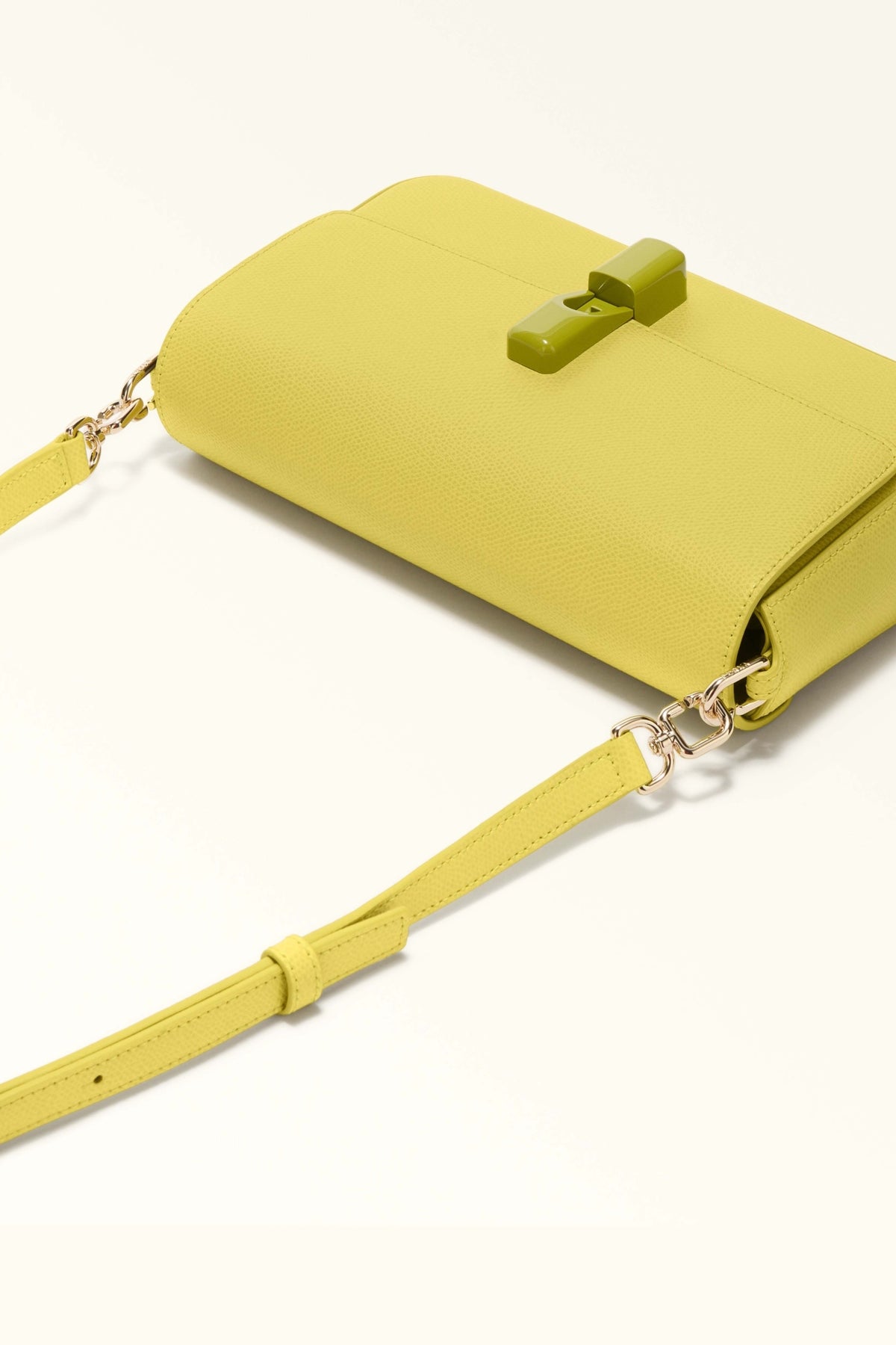 FURLA IRADE S CROSBO en color AMARILLO  (4)