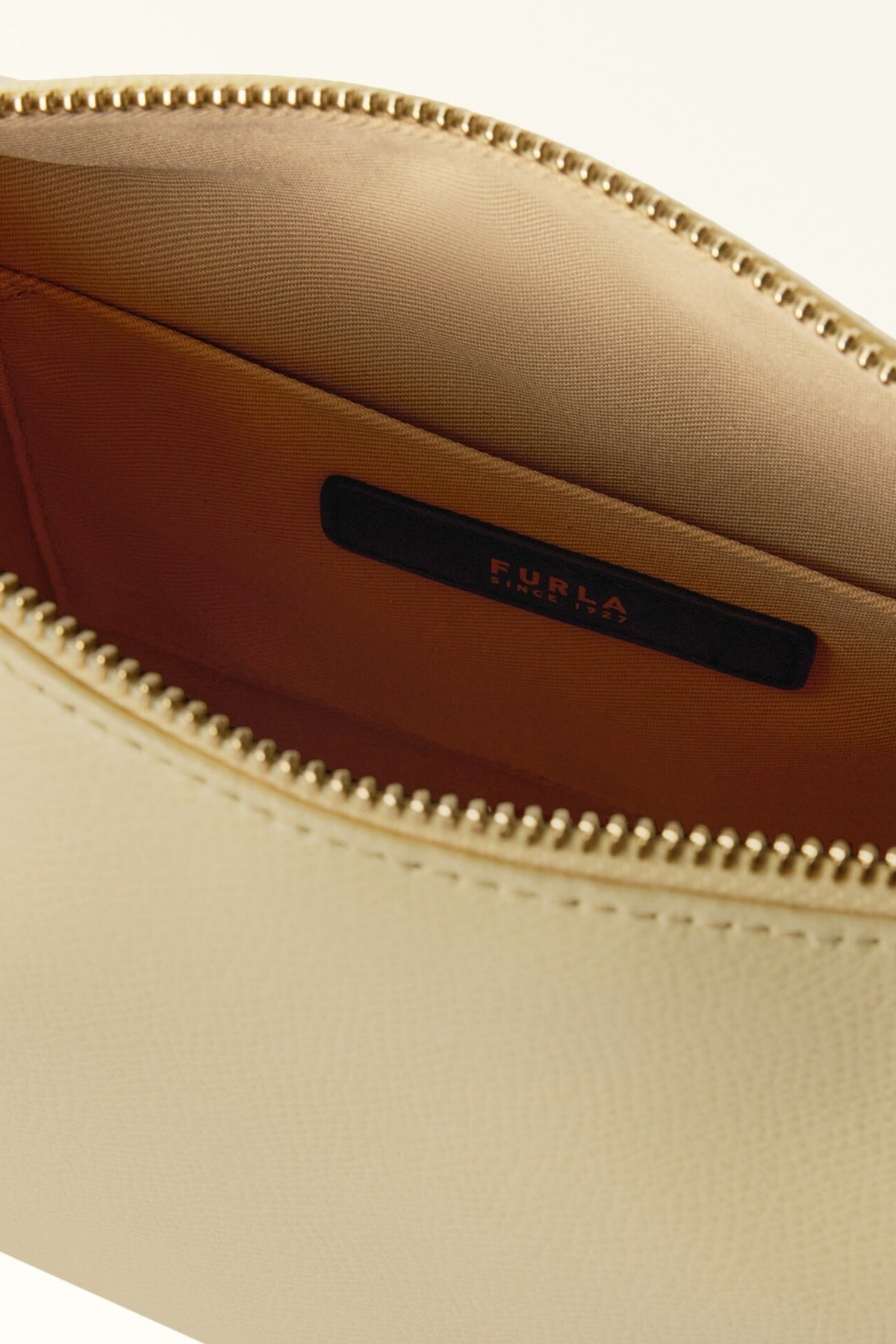 FURLA WE A FURLA TONIE MINI HOBO en color NUDE  (2)