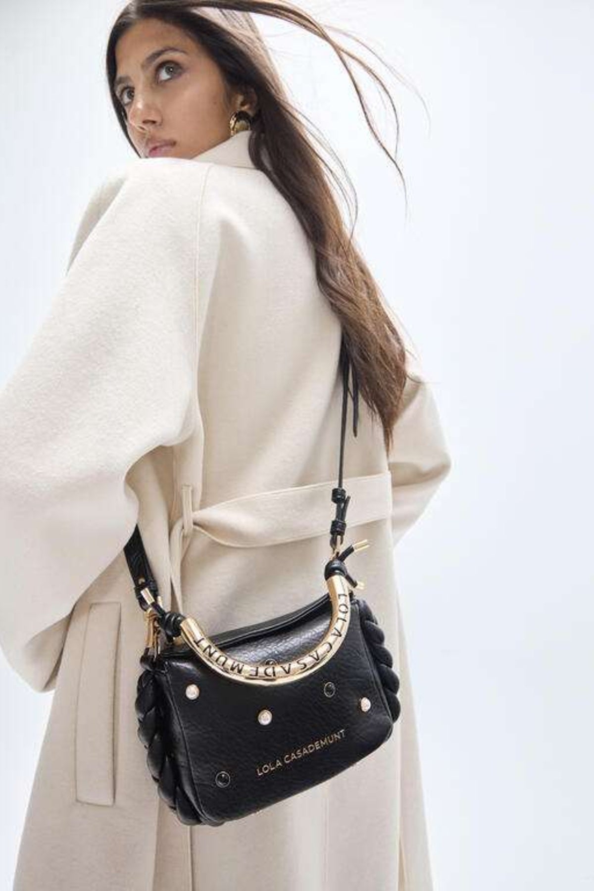 LOLA CASADEMUNT SMALL CROSSBODY BAG  STUDS en color NEGRO  (1)