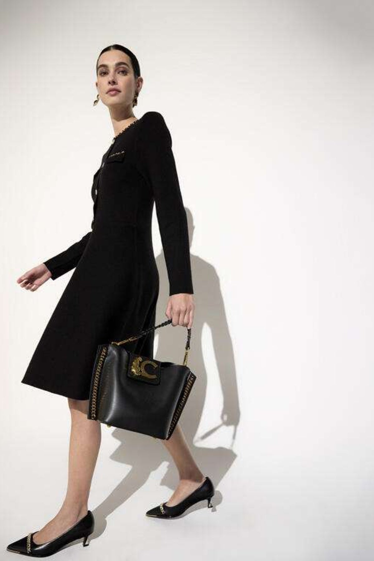 LOLA CASADEMUNT CROSSBODY BAG WITH CHAIN DETAIL AND LEOP en color NEGRO  (1)