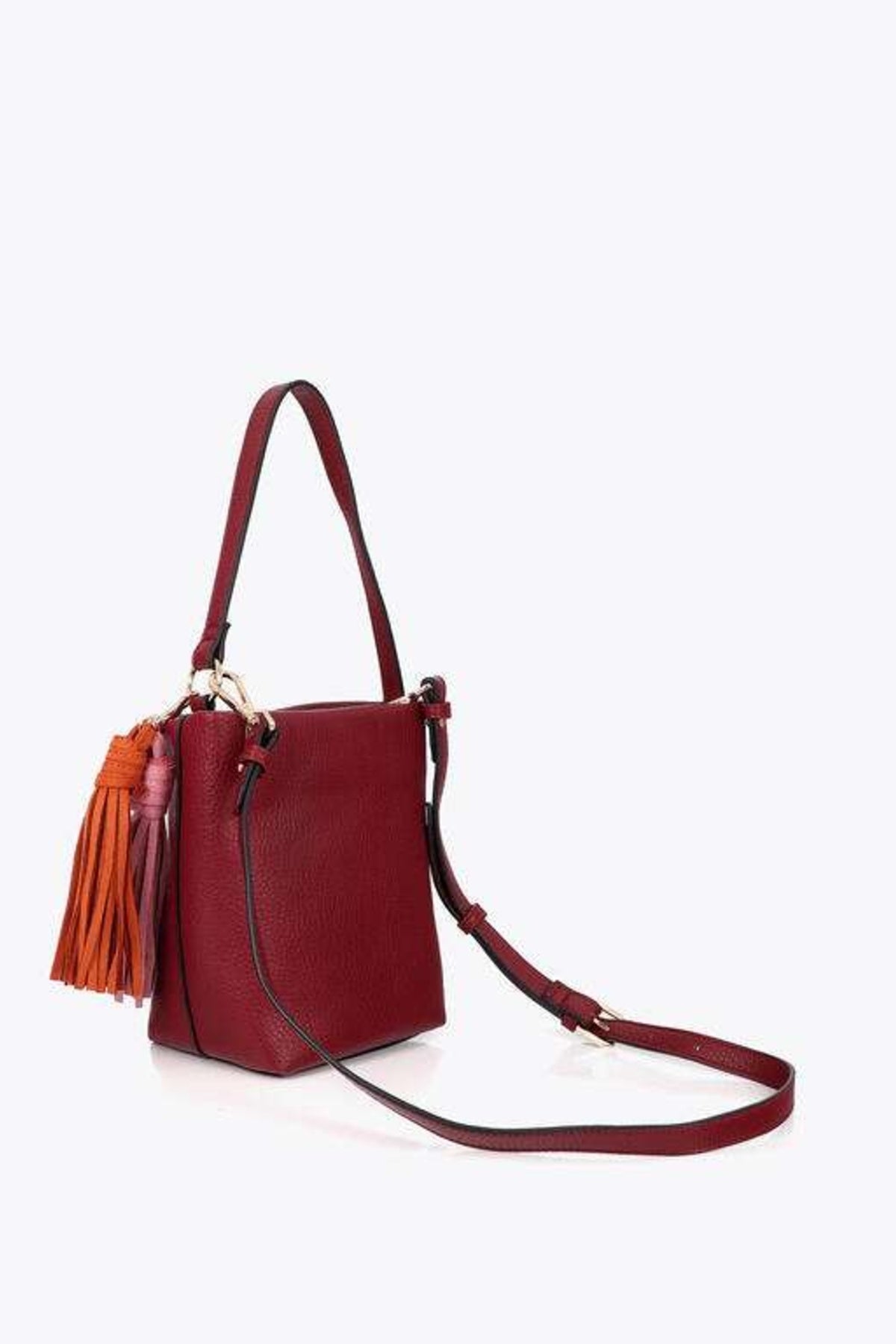 LOLA CASADEMUNT FAUX LEATHER SHOULDER BAG WITH POMPOMS en color ROJO  (2)