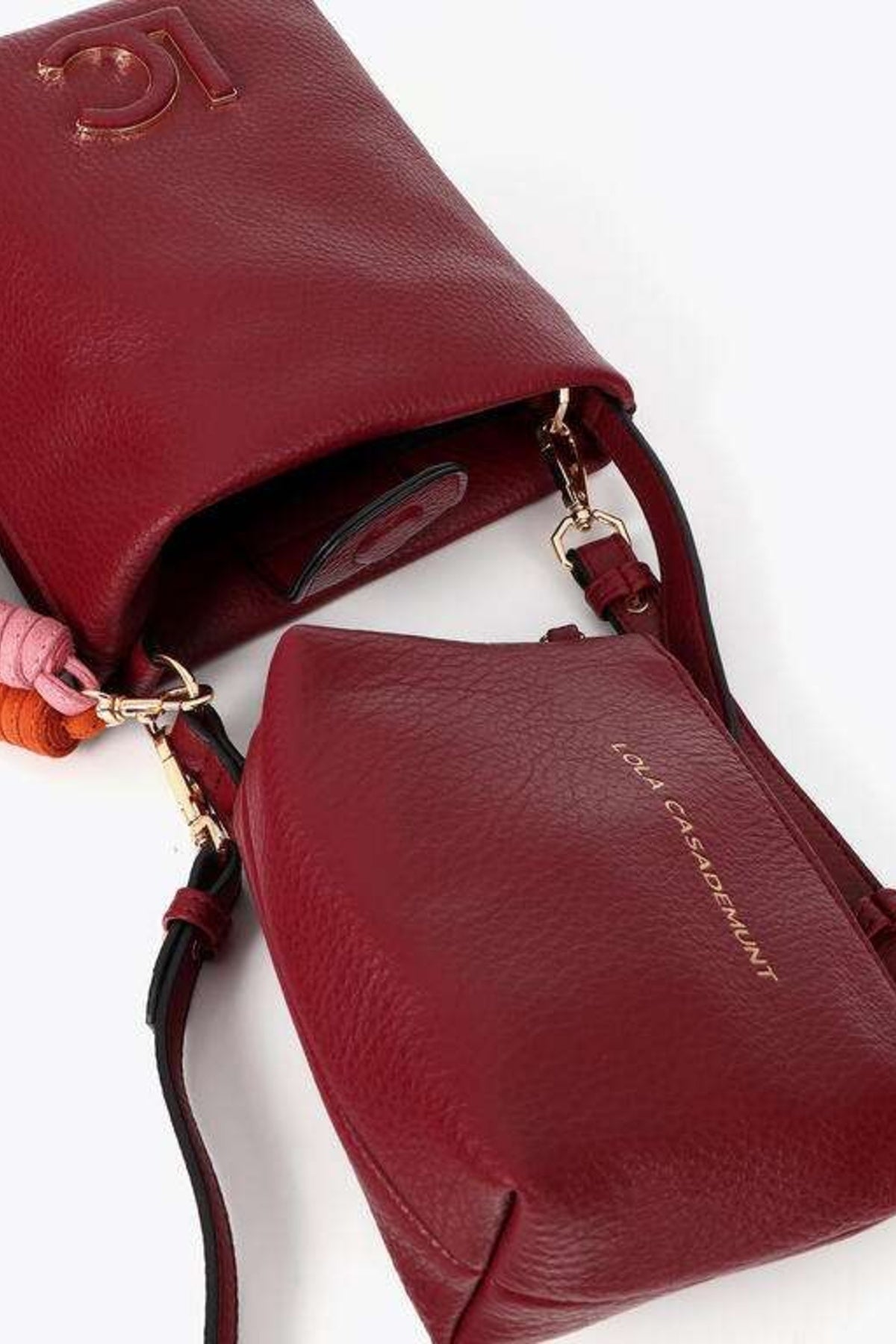 LOLA CASADEMUNT FAUX LEATHER SHOULDER BAG WITH POMPOMS en color ROJO  (5)