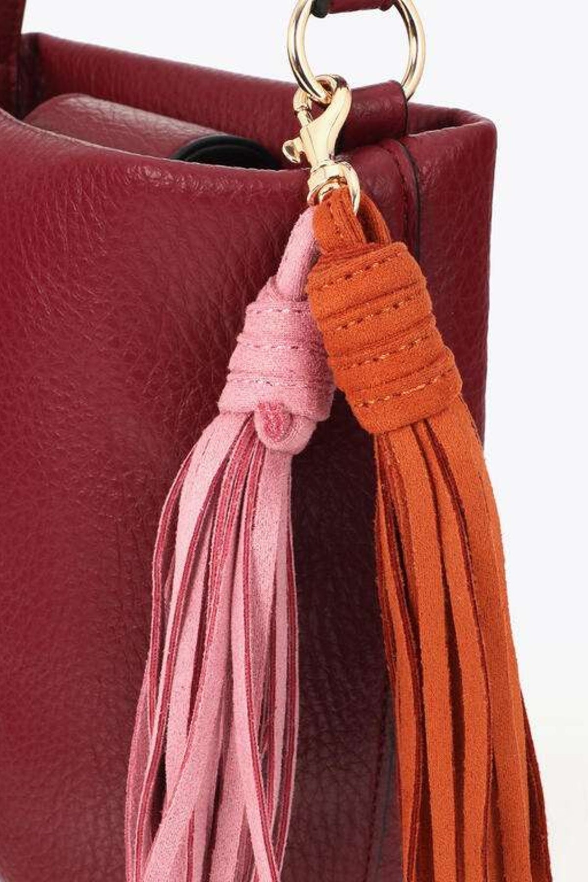LOLA CASADEMUNT FAUX LEATHER SHOULDER BAG WITH POMPOMS en color ROJO  (7)