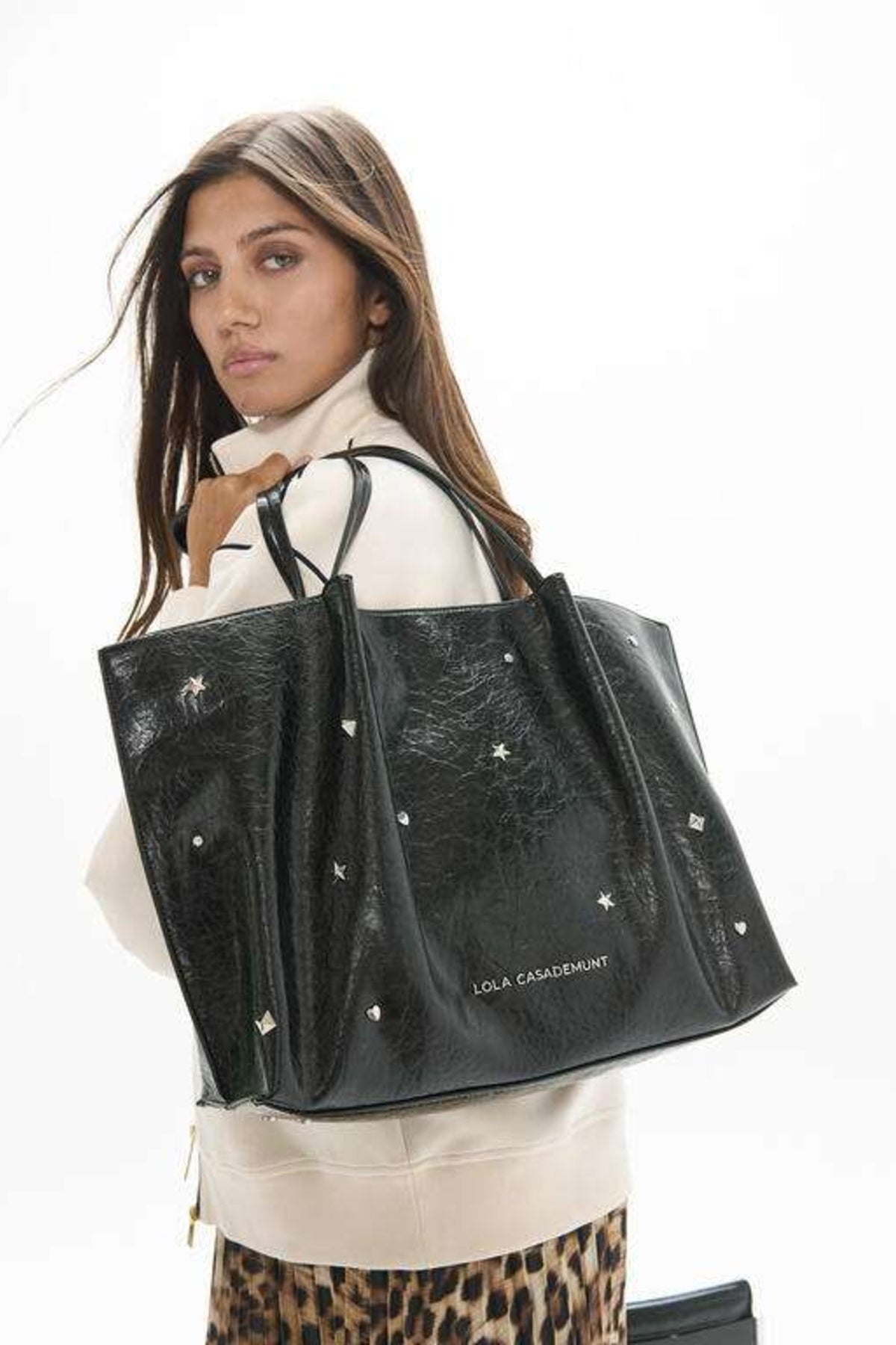 LOLA CASADEMUNT SHOPPER STUDDED STAR AND HEART en color NEGRO  (1)
