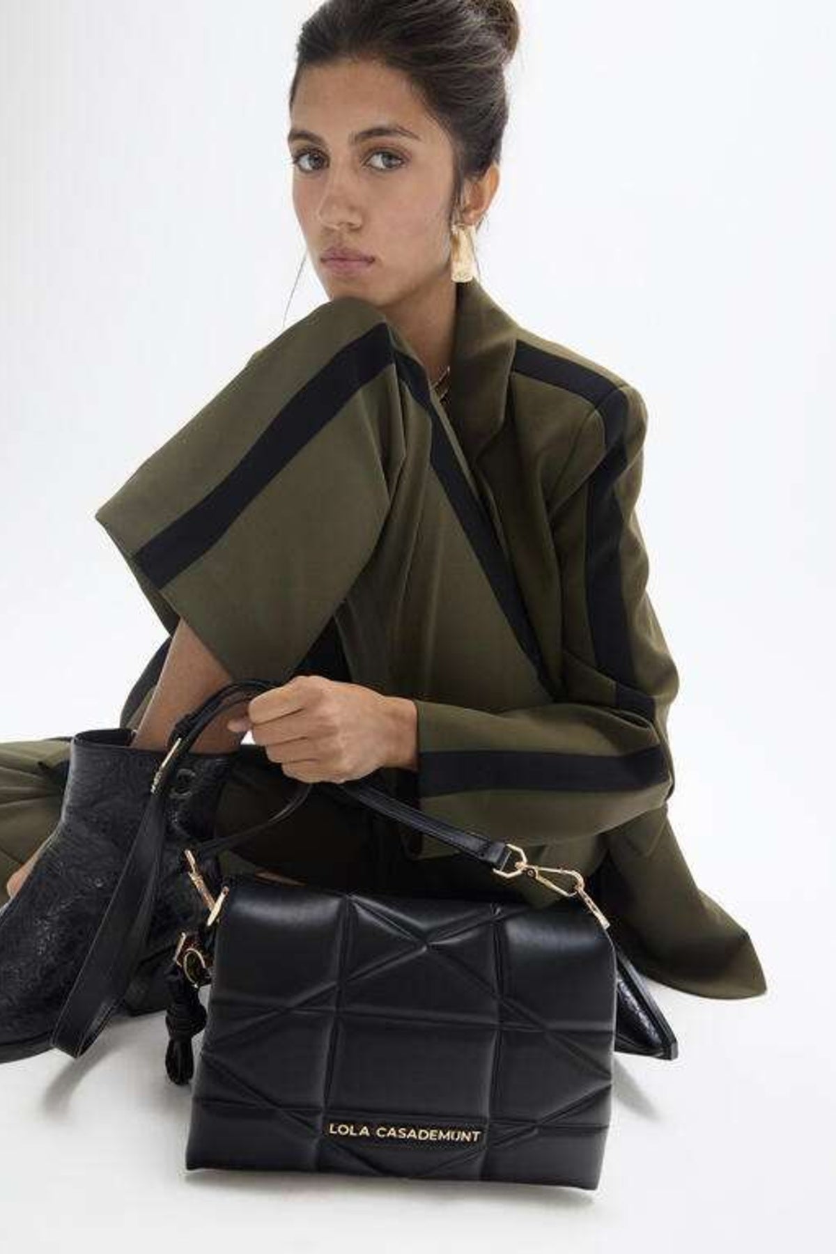 LOLA CASADEMUNT PADDED SHOULDER BAG WITH KNOT DETAIL WIT en color NEGRO  (1)