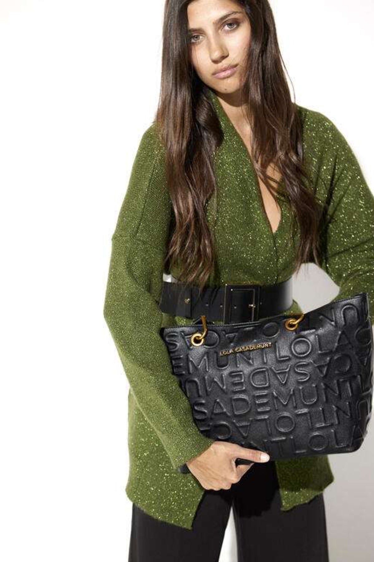 LOLA CASADEMUNT LEATHER EFFECT SHOPPER WITH EMBOSSED MON en color NEGRO  (1)