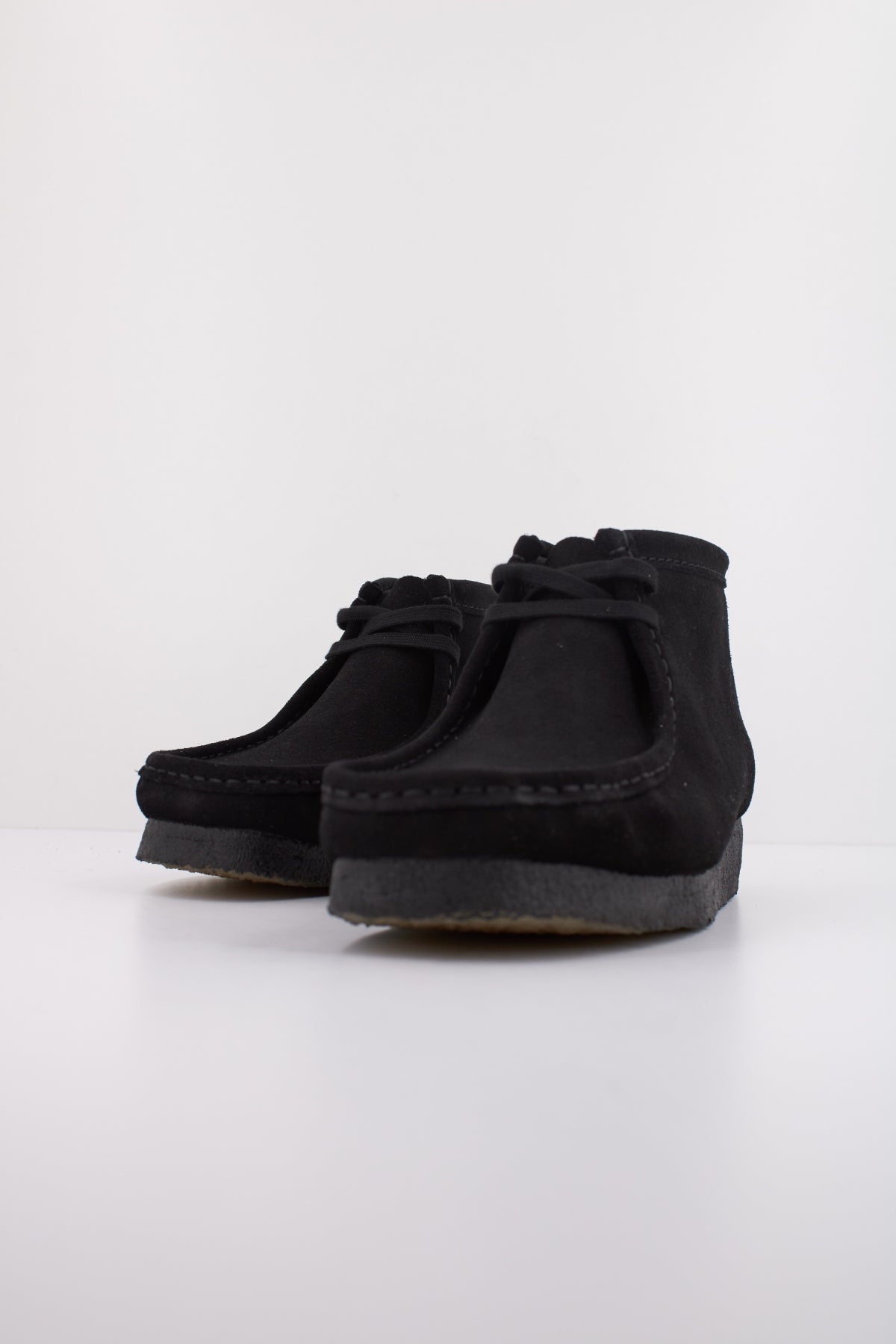 CLARKS ORIGINALS WALLABEE BOOT en color NEGRO  (2)