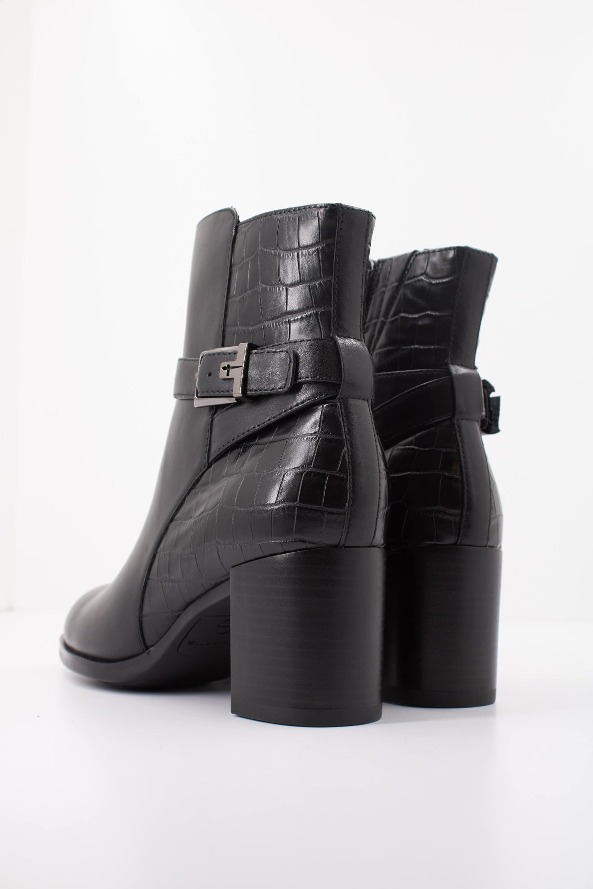 TAMARIS   BOTIN TACON en color NEGRO  (4)