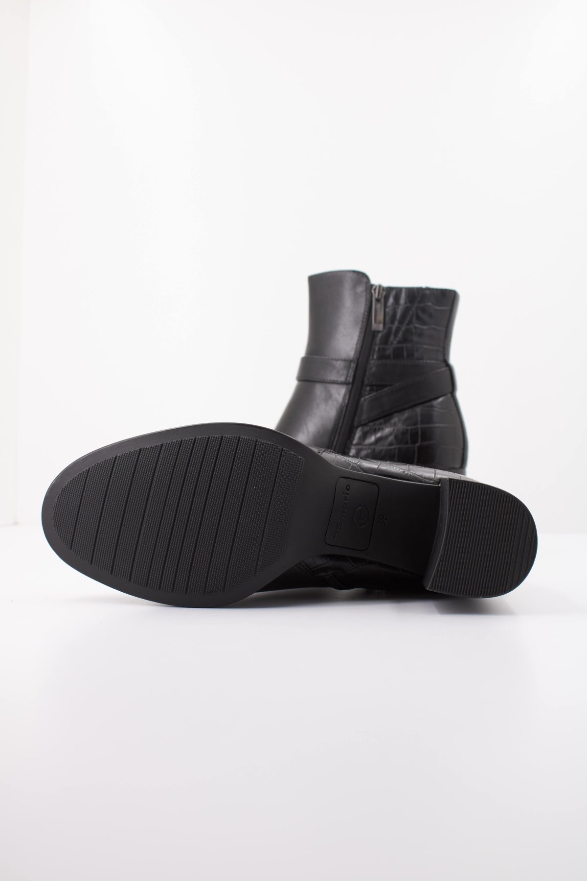 TAMARIS   BOTIN TACON en color NEGRO  (5)