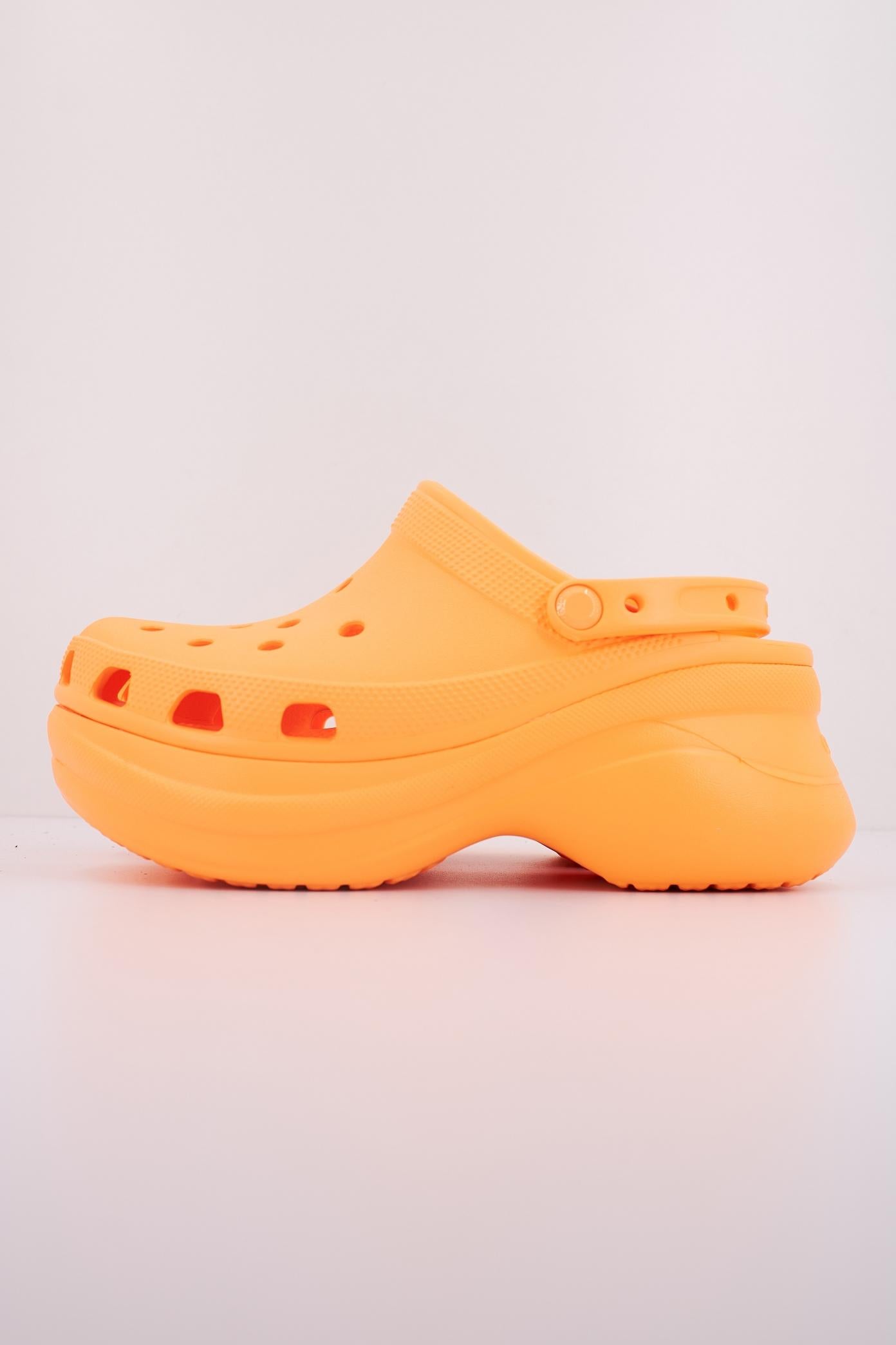 CROCS CLASSIC BAE CLOG en color NARANJA  (1)