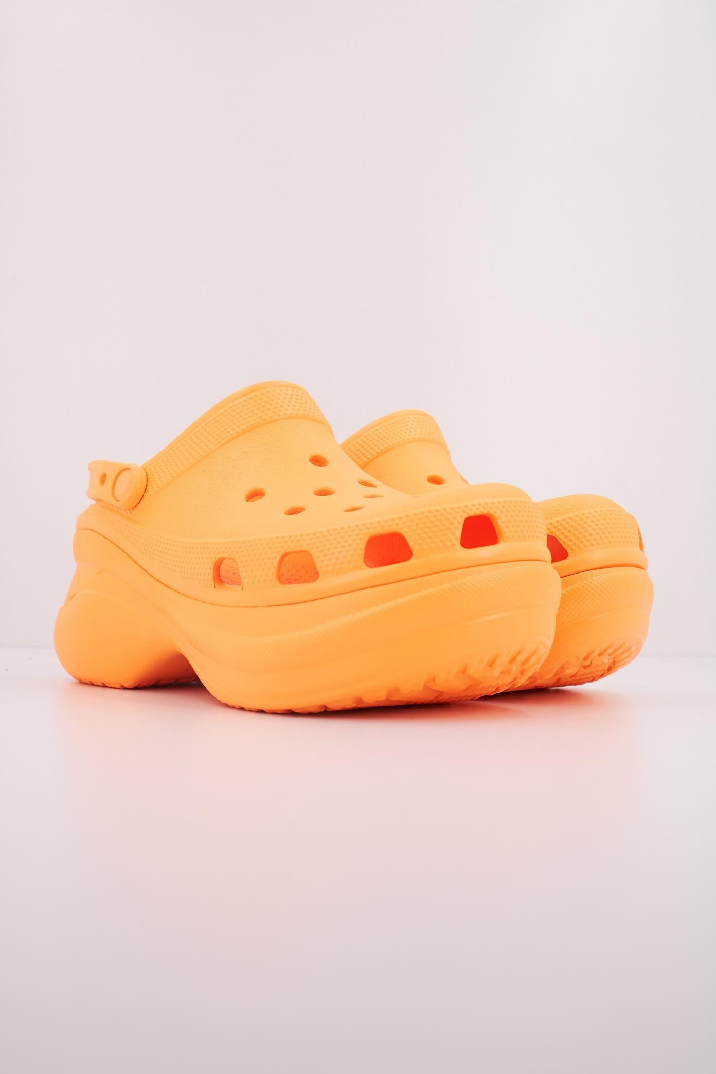 CROCS CLASSIC BAE CLOG en color NARANJA  (2)