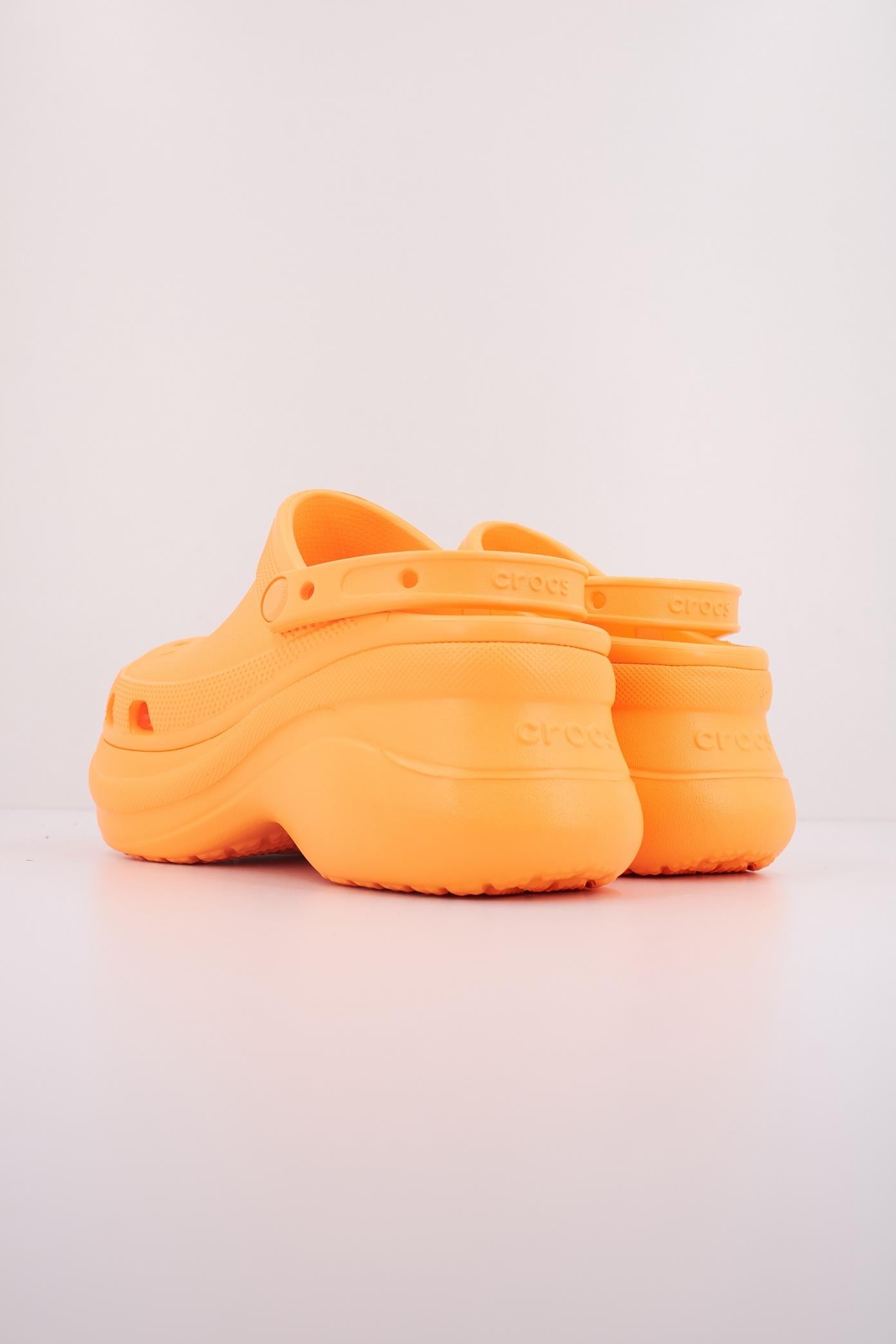CROCS CLASSIC BAE CLOG en color NARANJA  (4)