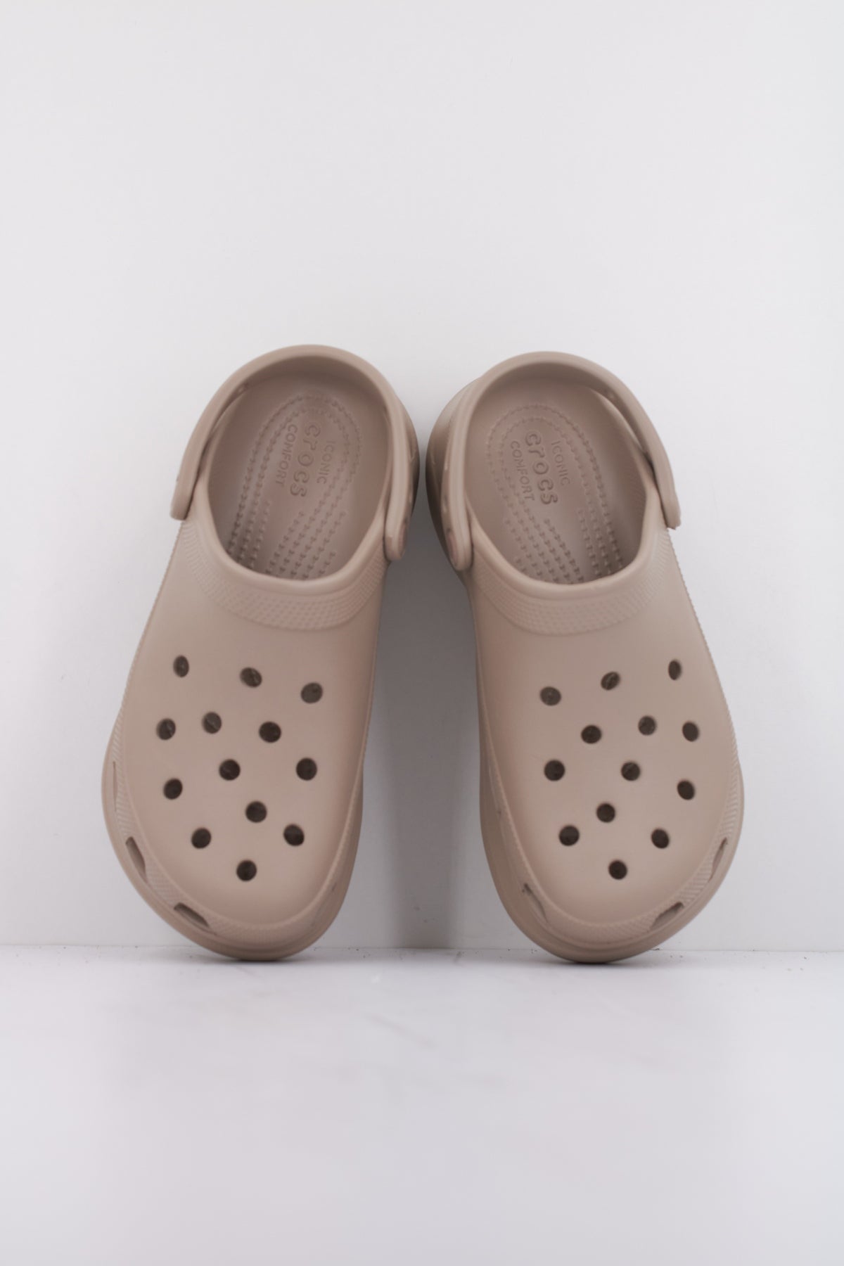 CROCS CLASSIC BAE CLOG en color MARRON CLARO  (3)