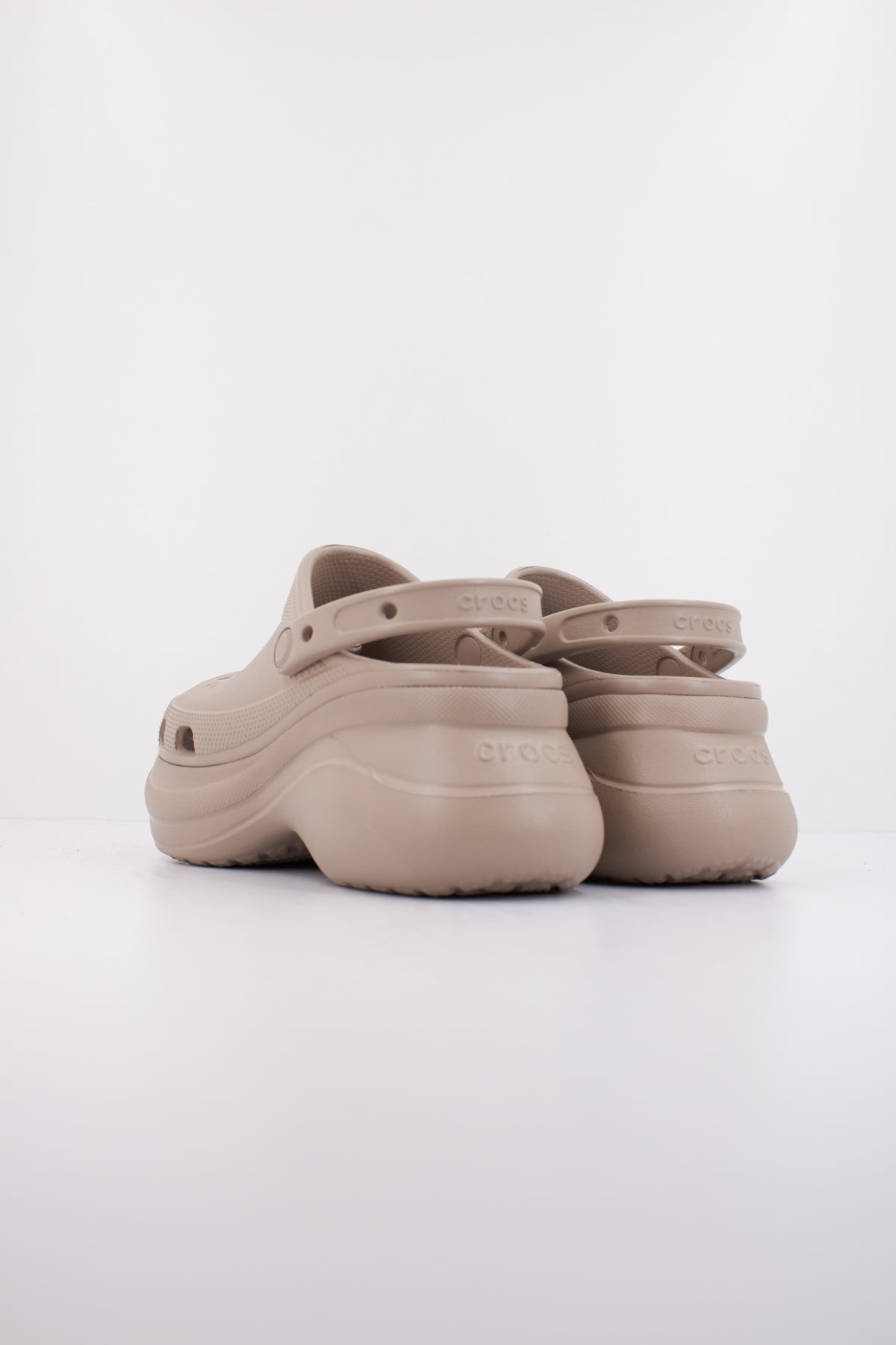 CROCS CLASSIC BAE CLOG en color MARRON CLARO  (4)