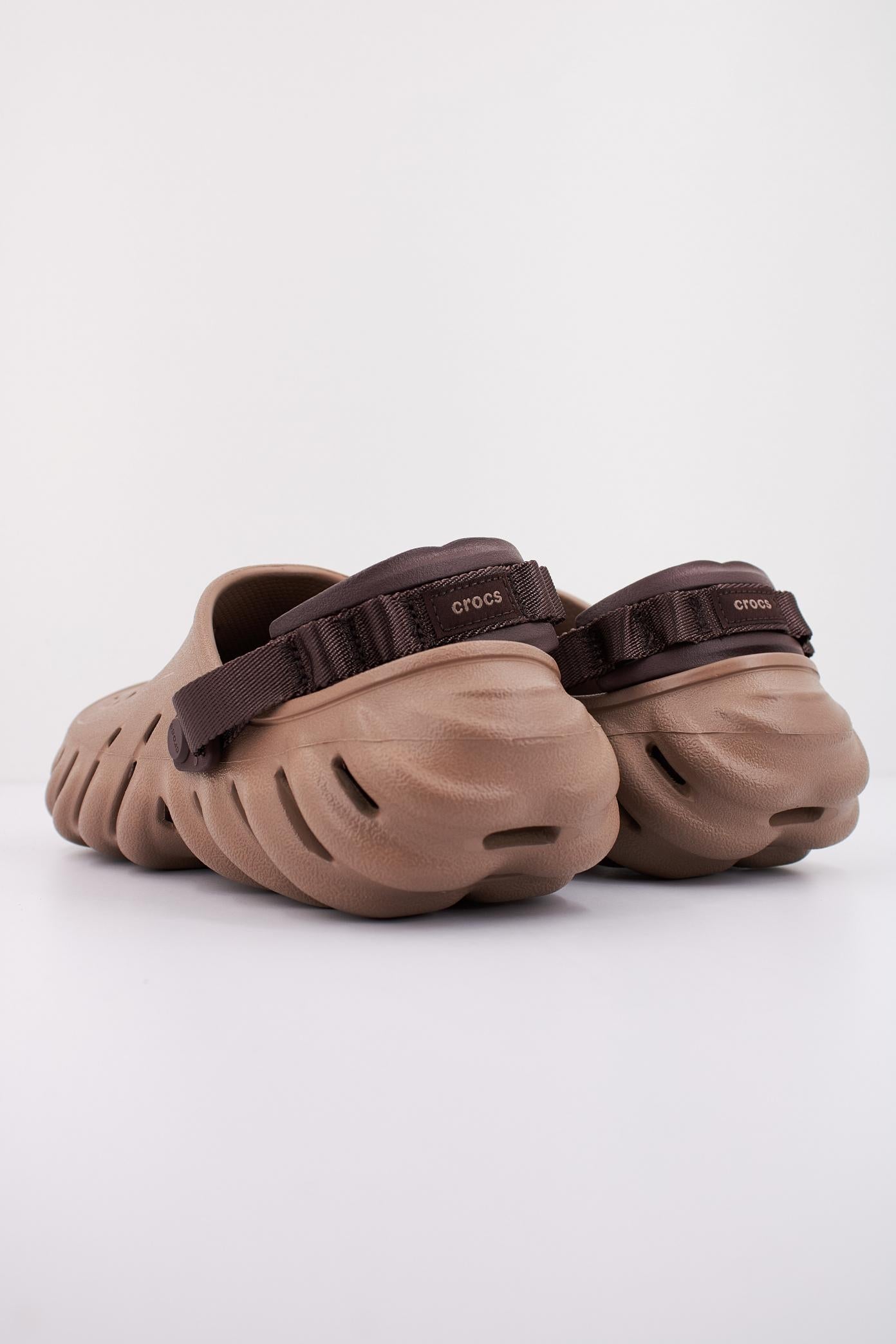 CROCS ECHO CLOG en color MARRON CLARO  (3)
