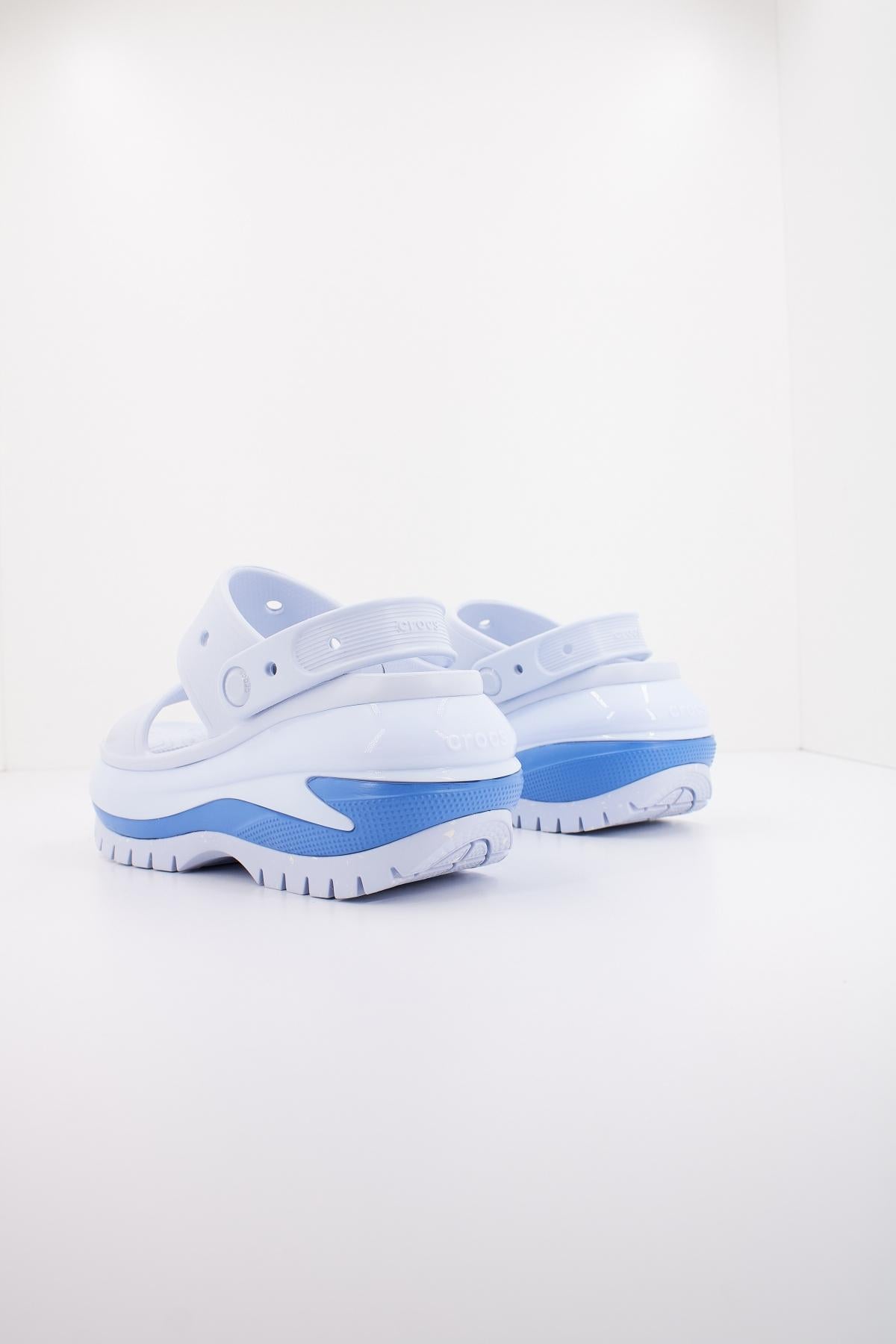 CROCS CLASSIC MEGA CRUSH SANDAL en color AZUL  (3)