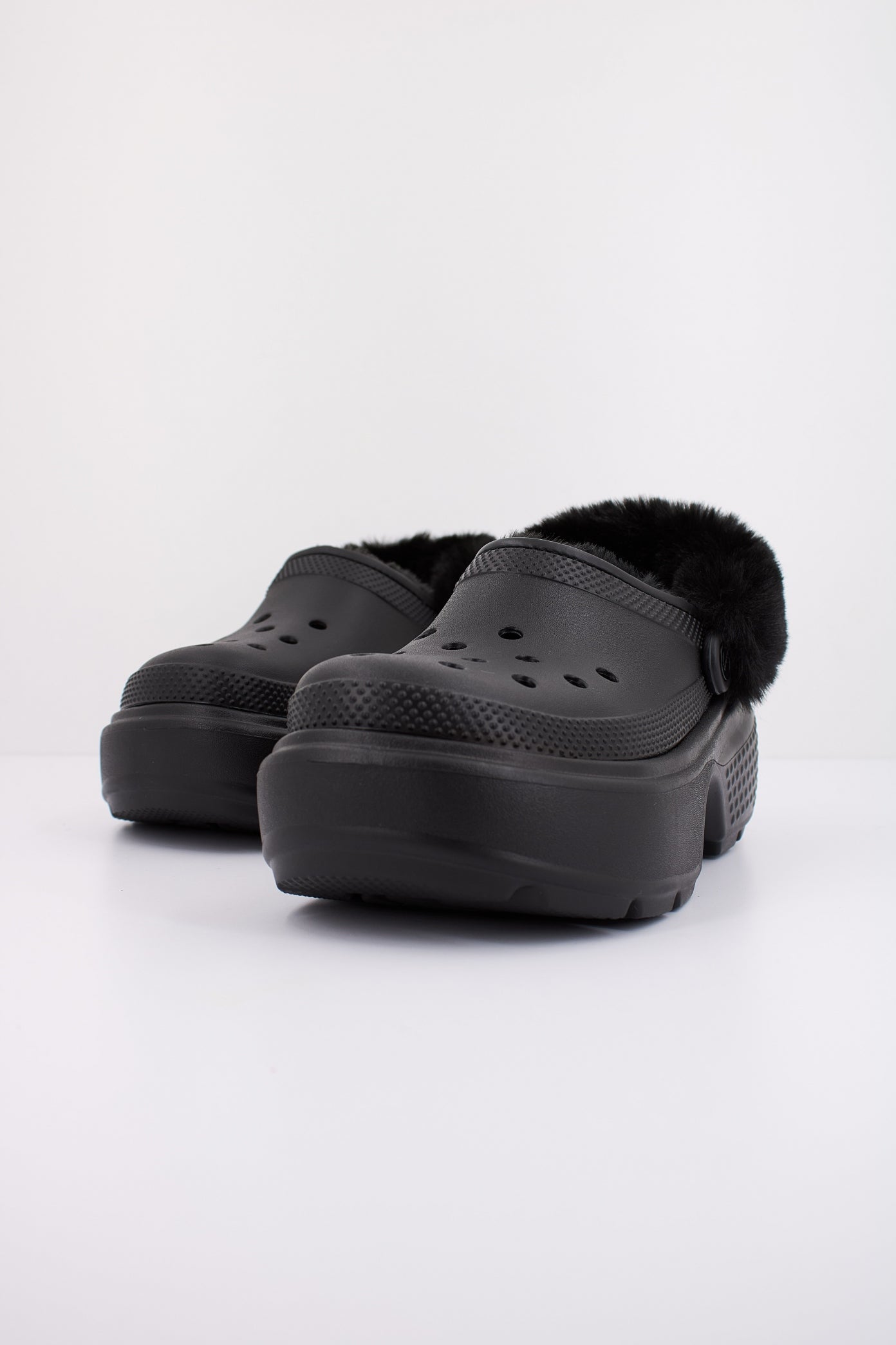 CROCS STOMP LINED CLOG en color NEGRO  (2)