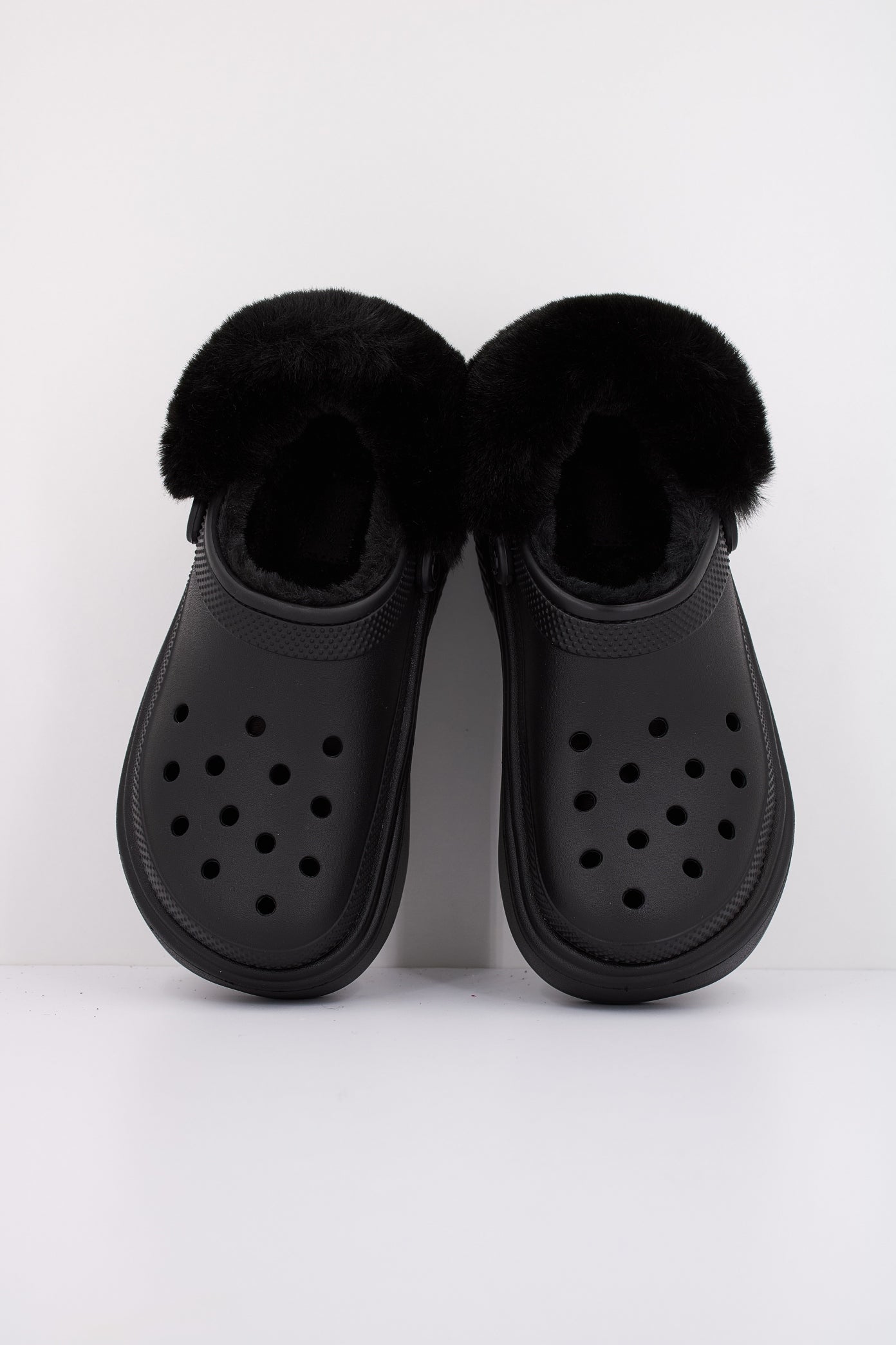 CROCS STOMP LINED CLOG en color NEGRO  (3)