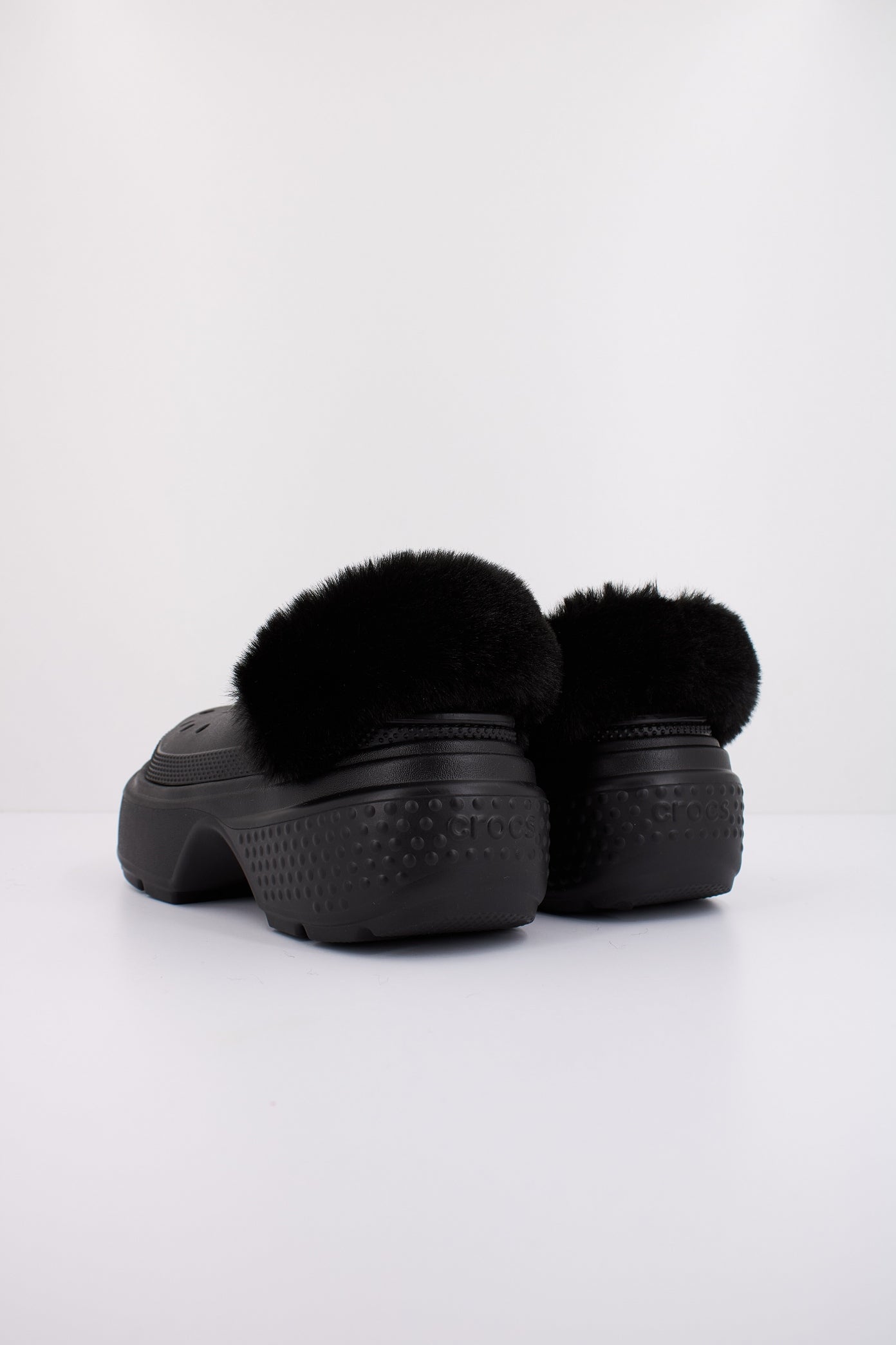 CROCS STOMP LINED CLOG en color NEGRO  (4)