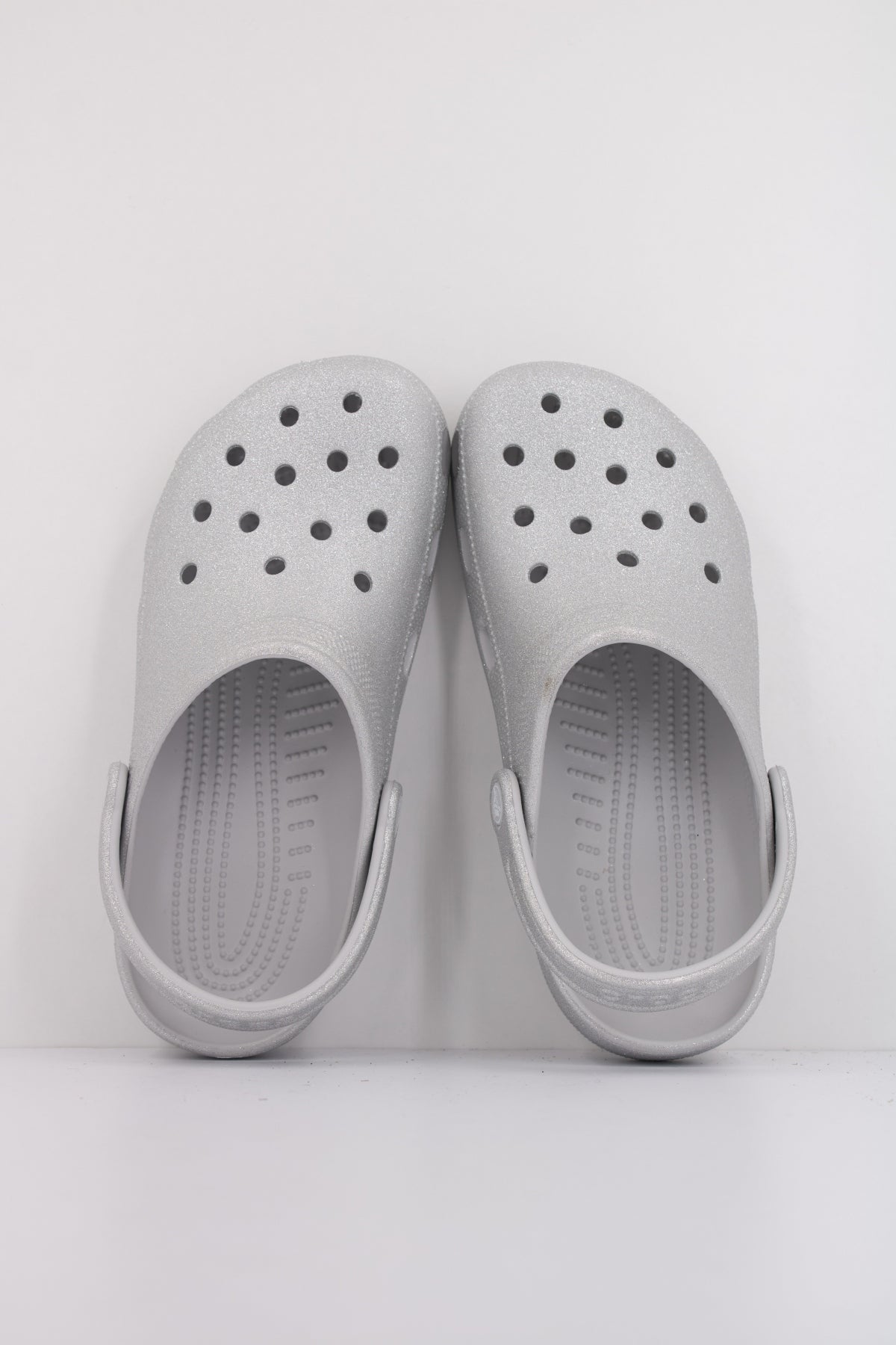 CROCS  CLASSIC GLITTER CLOG en color GRIS  (3)