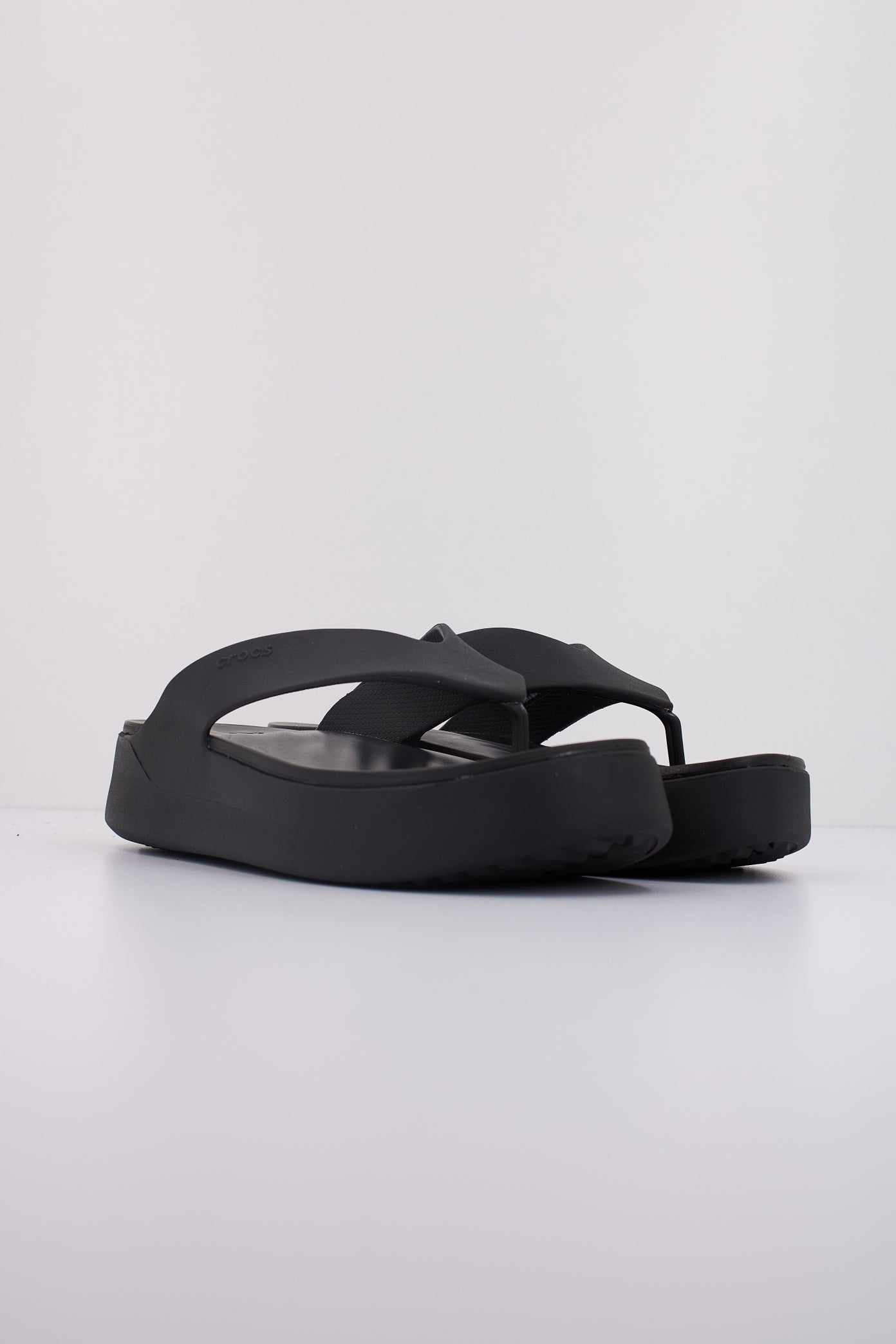 CROCS GETAWAY PLATFORM FLIP en color NEGRO  (2)
