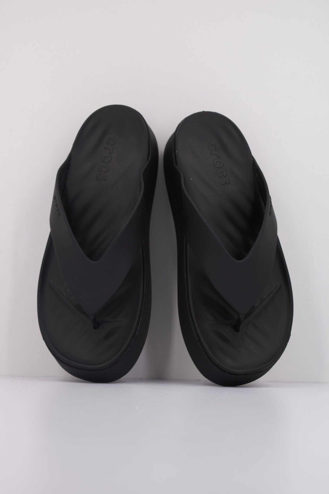 CROCS GETAWAY PLATFORM FLIP en color NEGRO  (3)