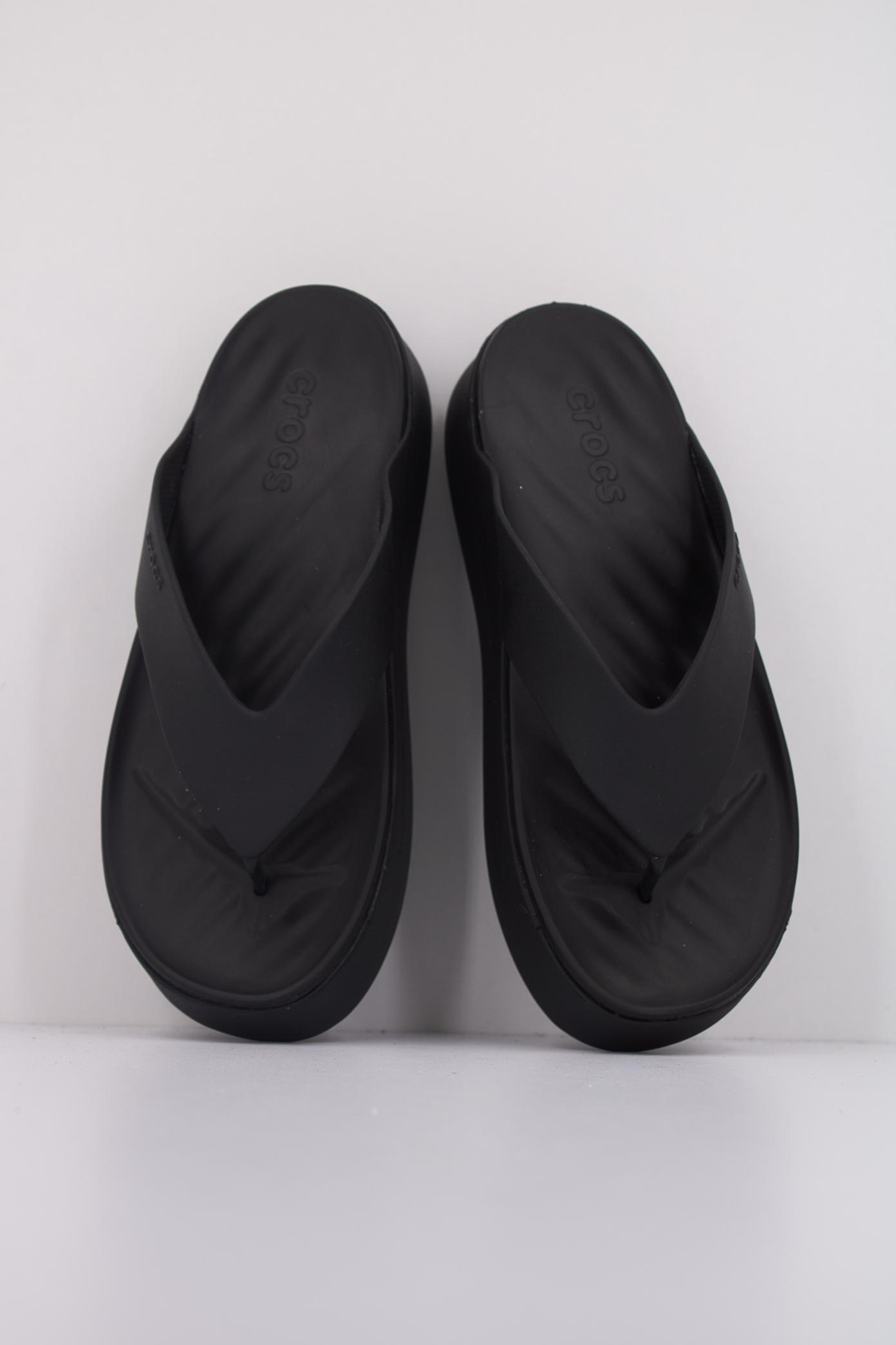 CROCS GETAWAY PLATFORM FLIP en color NEGRO  (3)