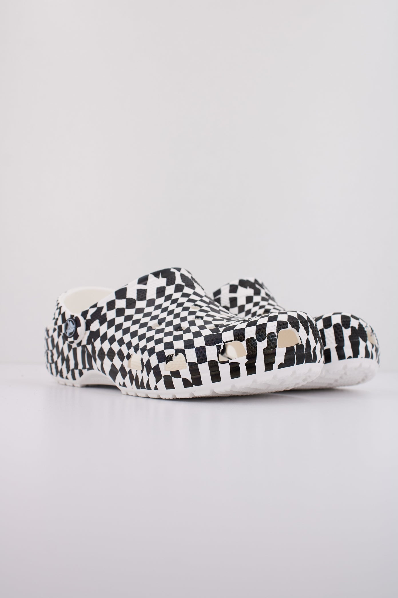 CROCS CLASSIC WARPED CHECKER CLOG en color BLANCO  (2)
