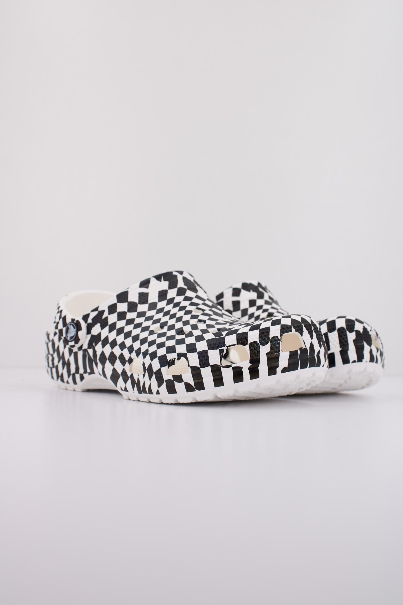 CROCS CLASSIC WARPED CHECKER CLOG en color BLANCO  (2)