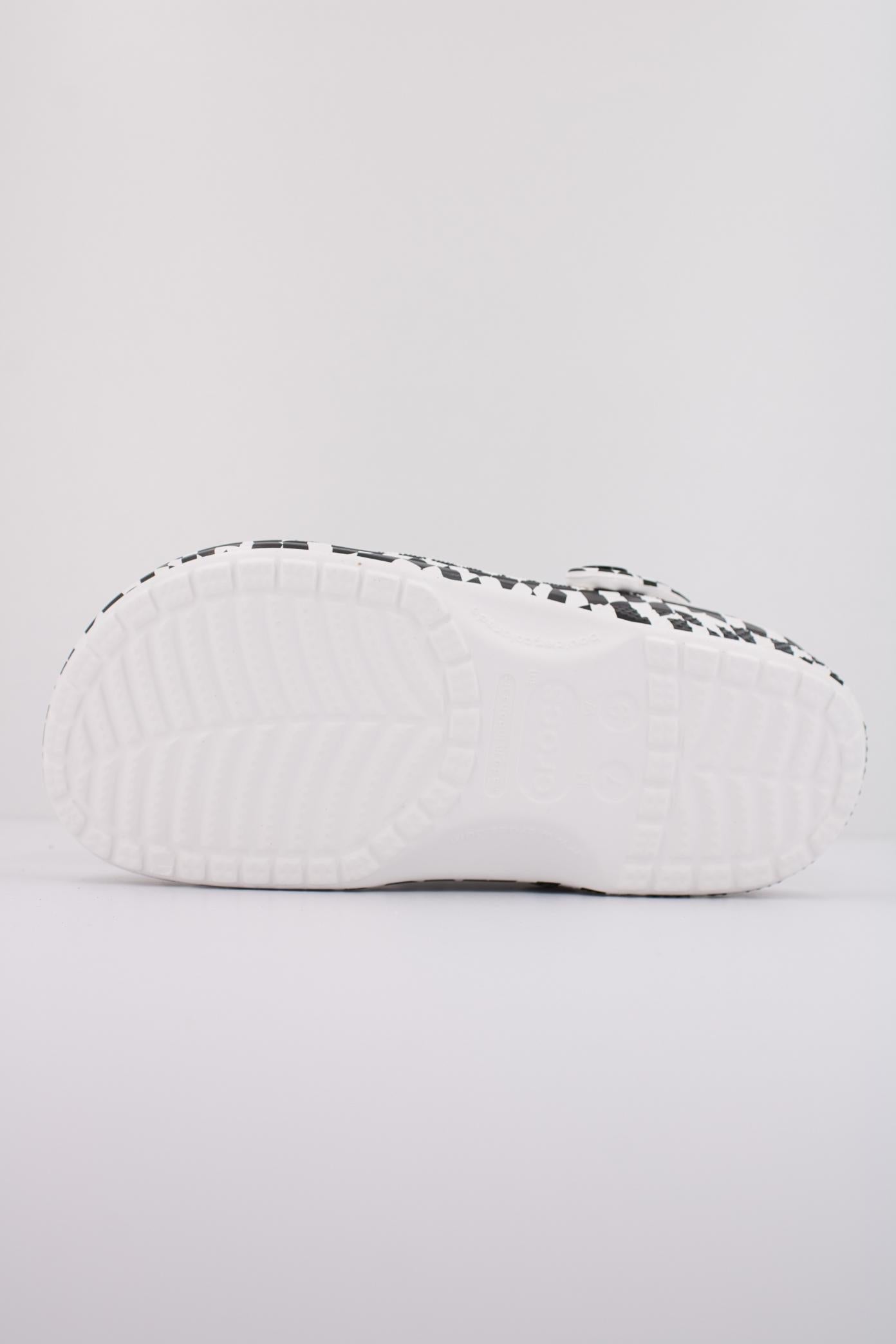 CROCS CLASSIC WARPED CHECKER CLOG en color BLANCO  (5)