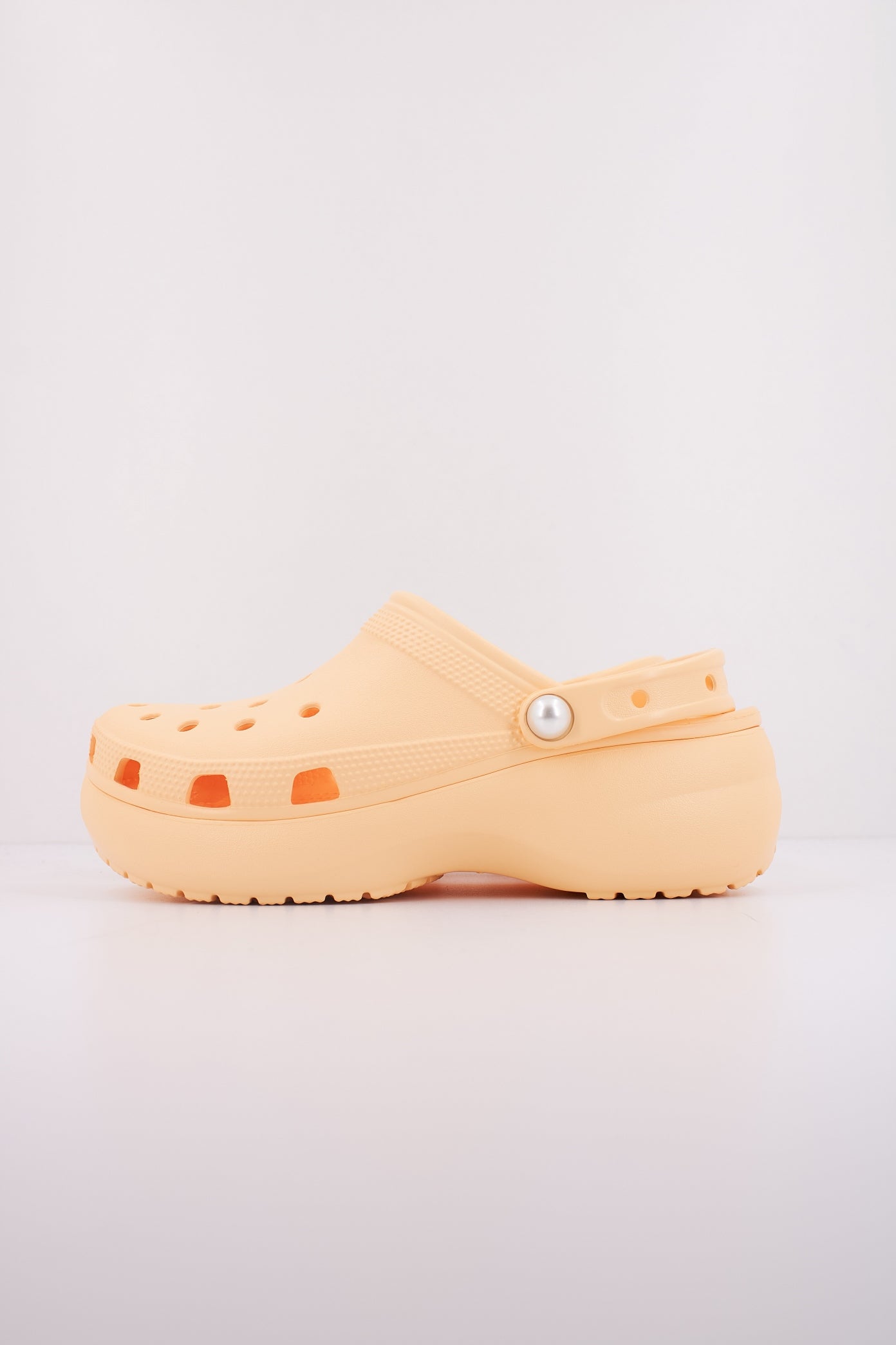 CROCS CLASSIC PLATFORM PEARLCLOG en color NARANJA  (1)