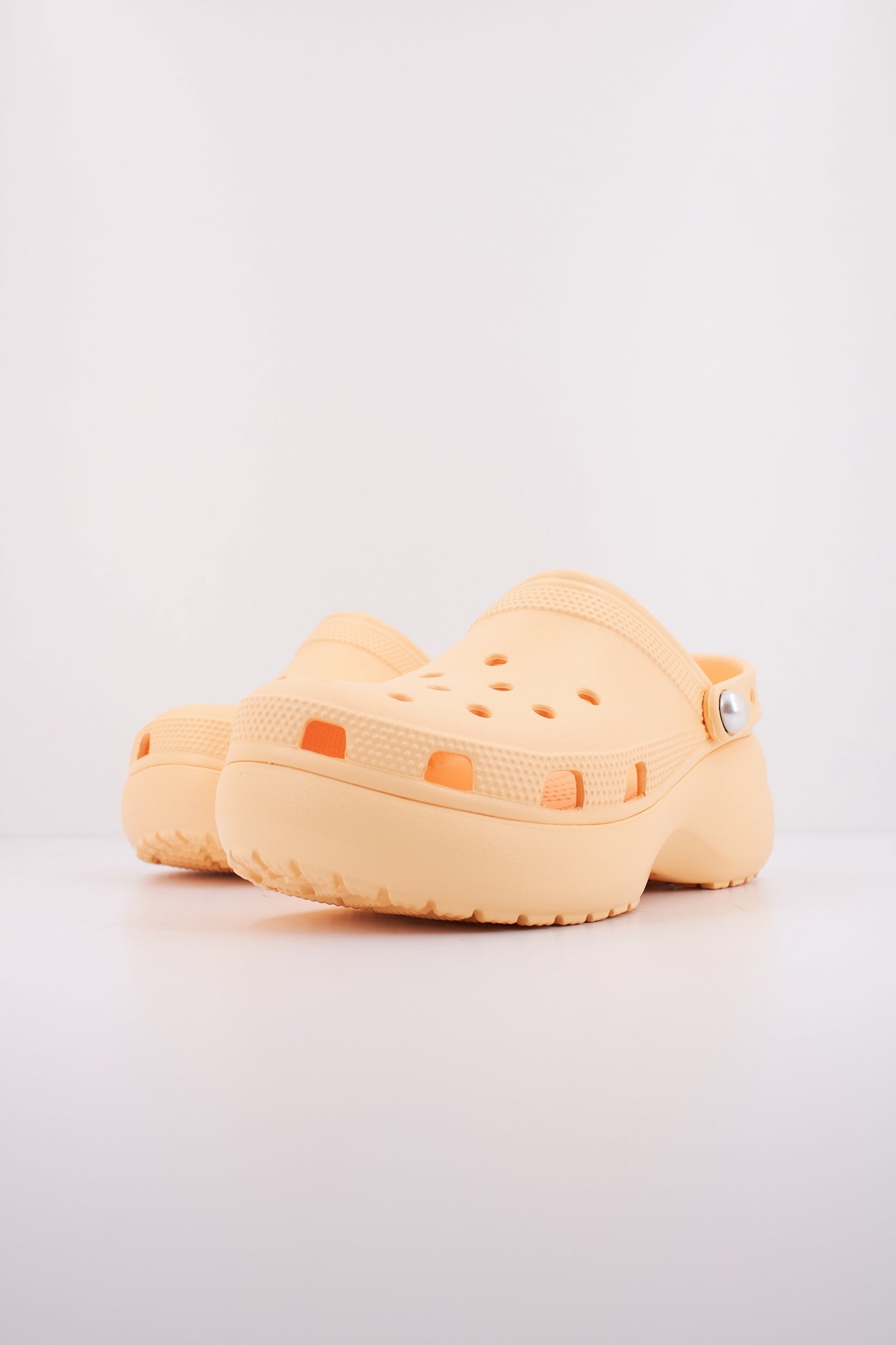 CROCS CLASSIC PLATFORM PEARLCLOG en color NARANJA  (2)