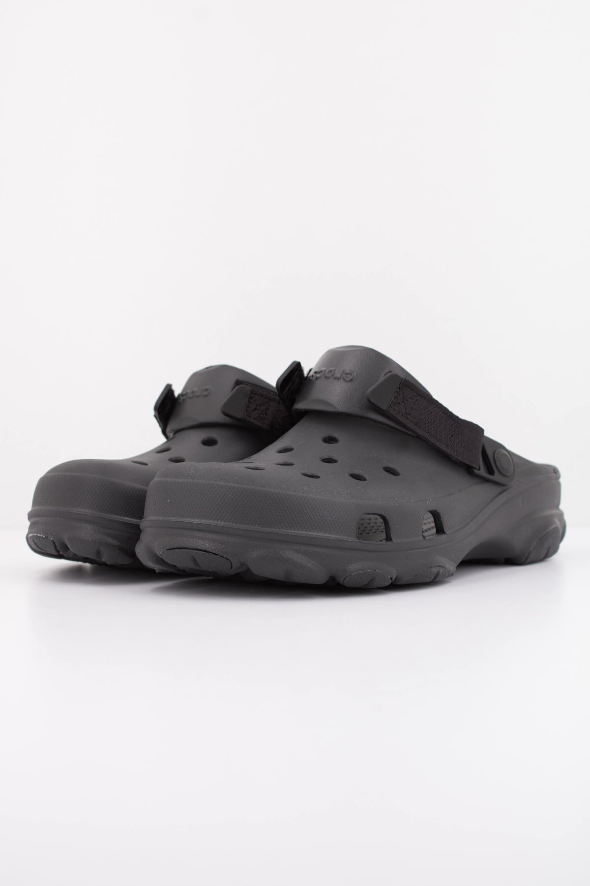 CROCS ALL-TERRAIN CLASSIC en color NEGRO  (2)