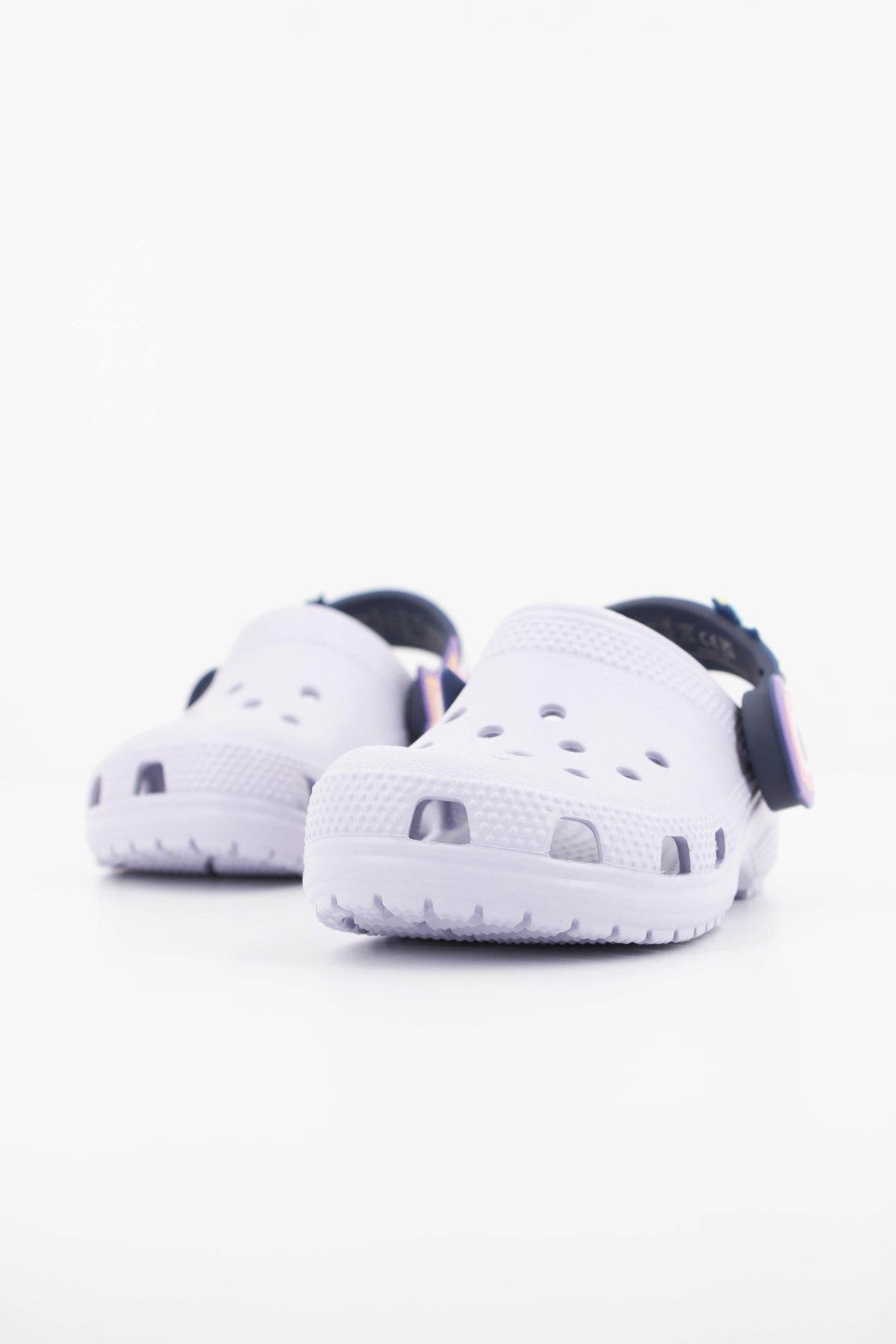 CROCS CLASSIC LIGHTS en color VIOLETA  (2)