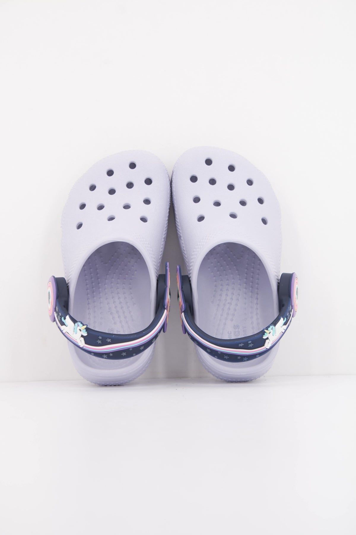 CROCS CLASSIC LIGHTS en color VIOLETA  (3)