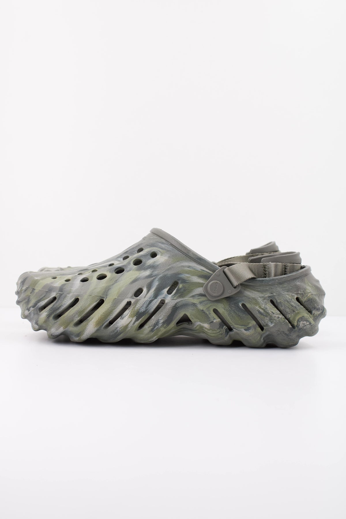 CROCS ZUHECOS ECHO MARBLED CLOG en color VERDE  (1)