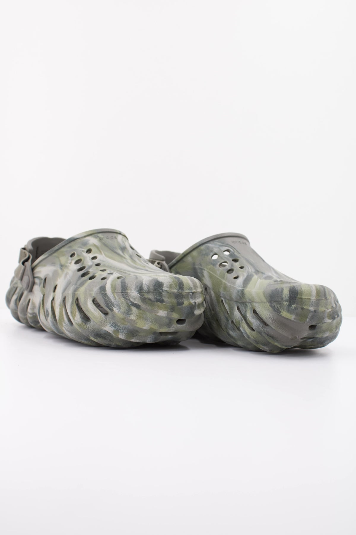 CROCS ZUHECOS ECHO MARBLED CLOG en color VERDE  (2)