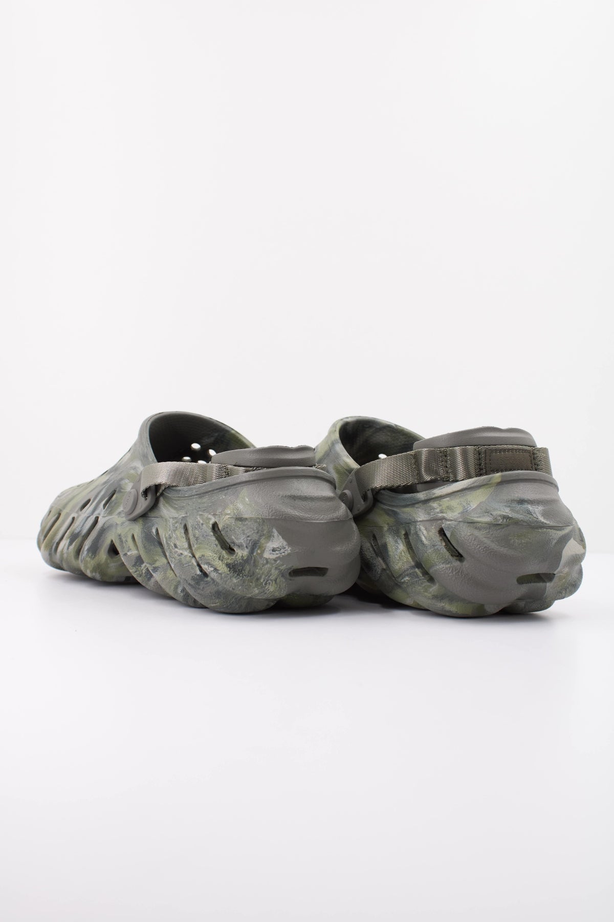 CROCS ZUHECOS ECHO MARBLED CLOG en color VERDE  (4)