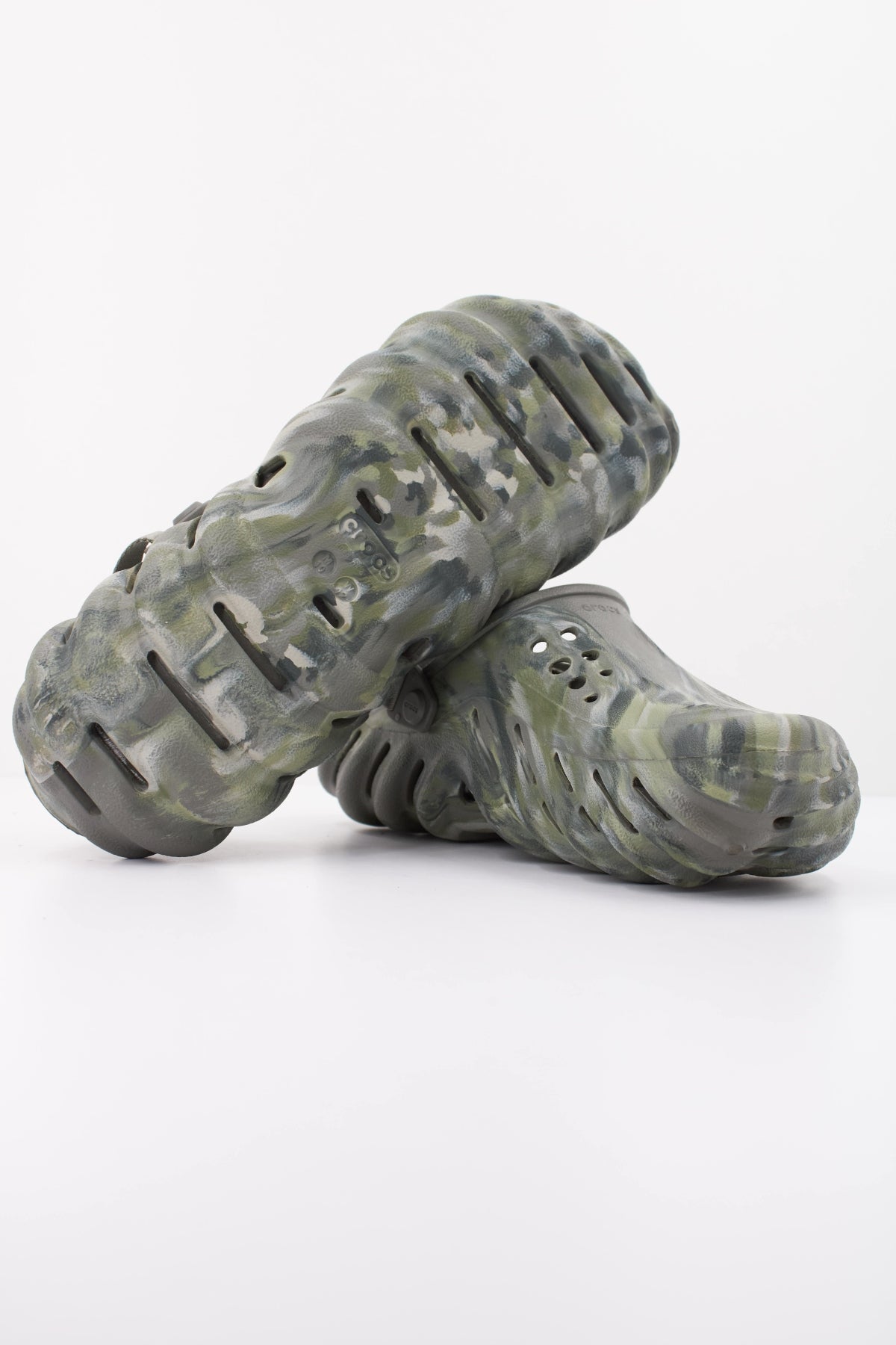 CROCS ZUHECOS ECHO MARBLED CLOG en color VERDE  (5)