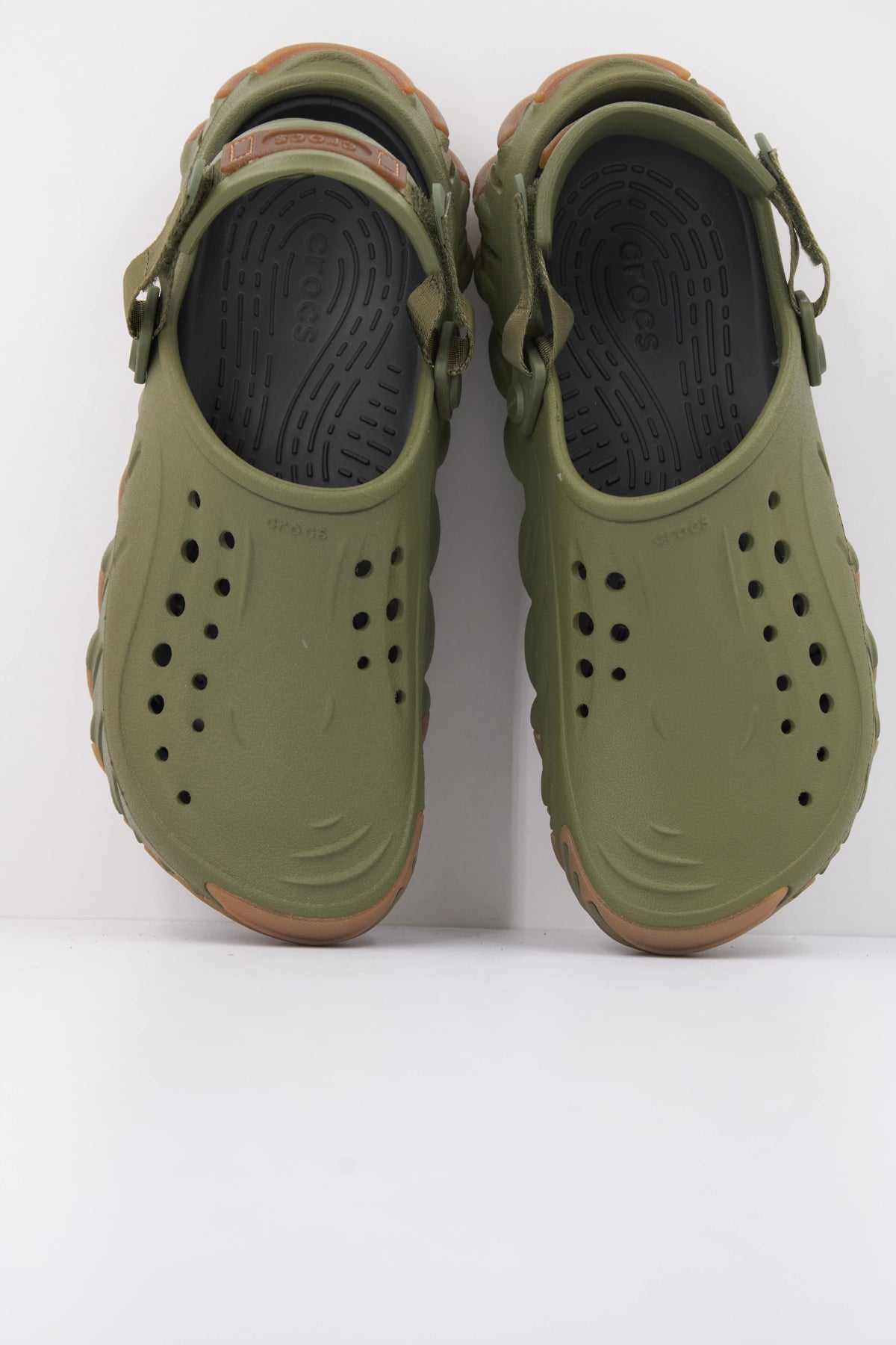 CROCS SANDALIA ECHO GUM RO CLOG en color VERDE  (3)